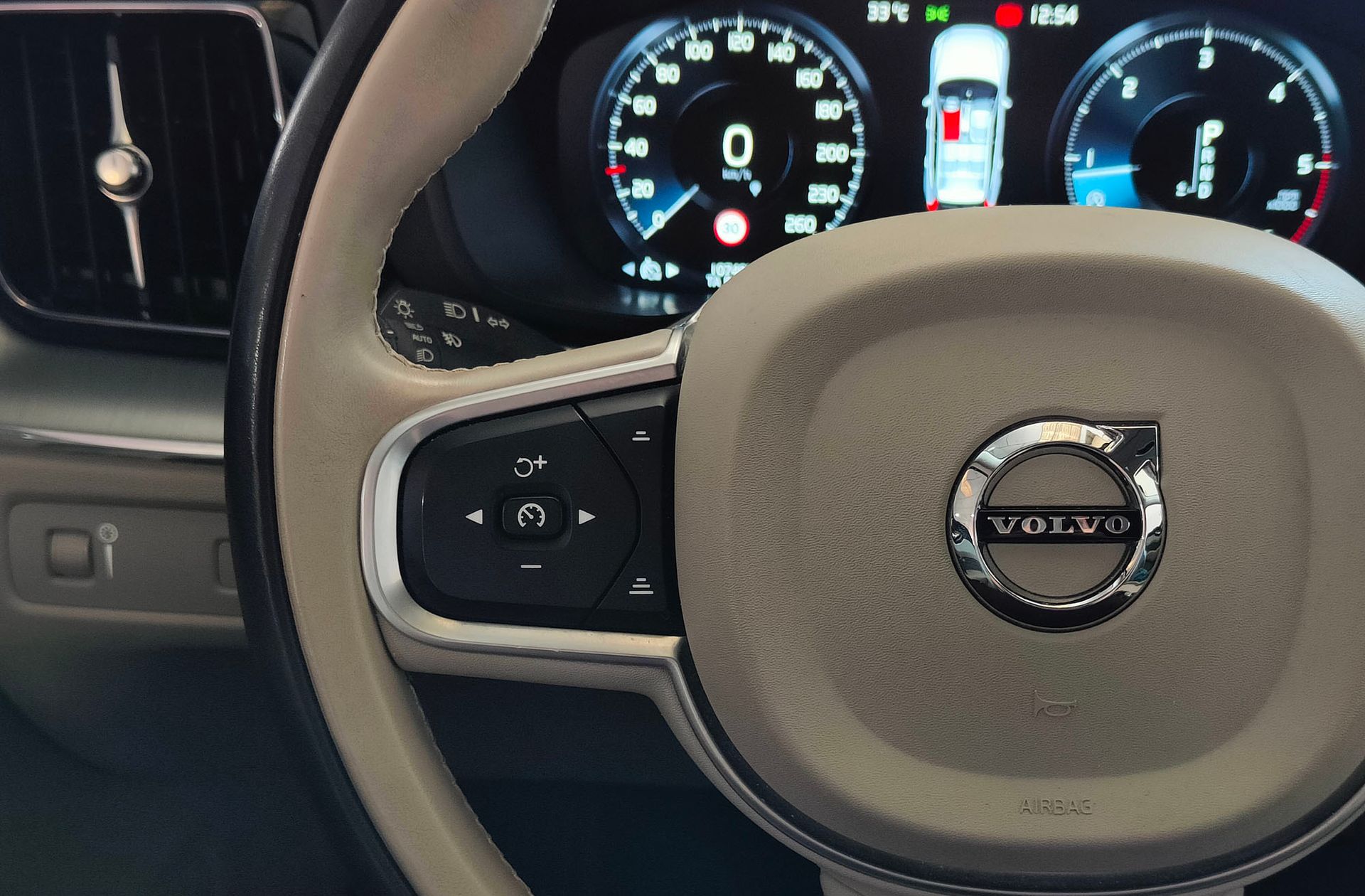 Volvo XC60 D4 Momentum AWD - foto 30