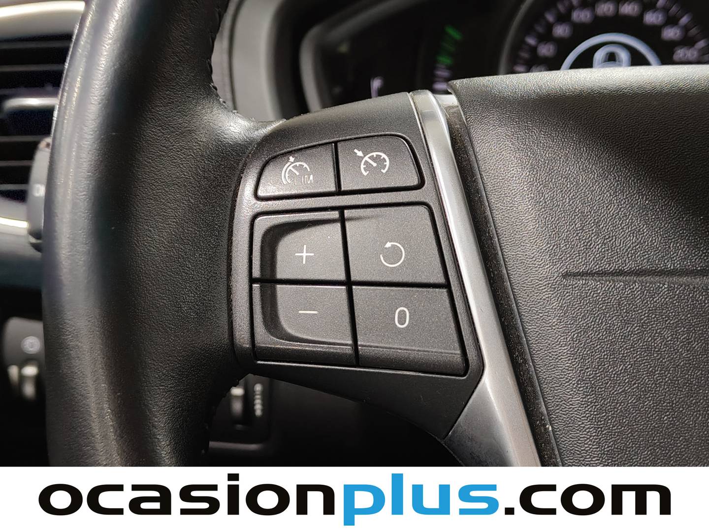 Equipamiento del Volvo V40 Cross Country Volvo V40 Cross Country D2 Momentum (120 CV)