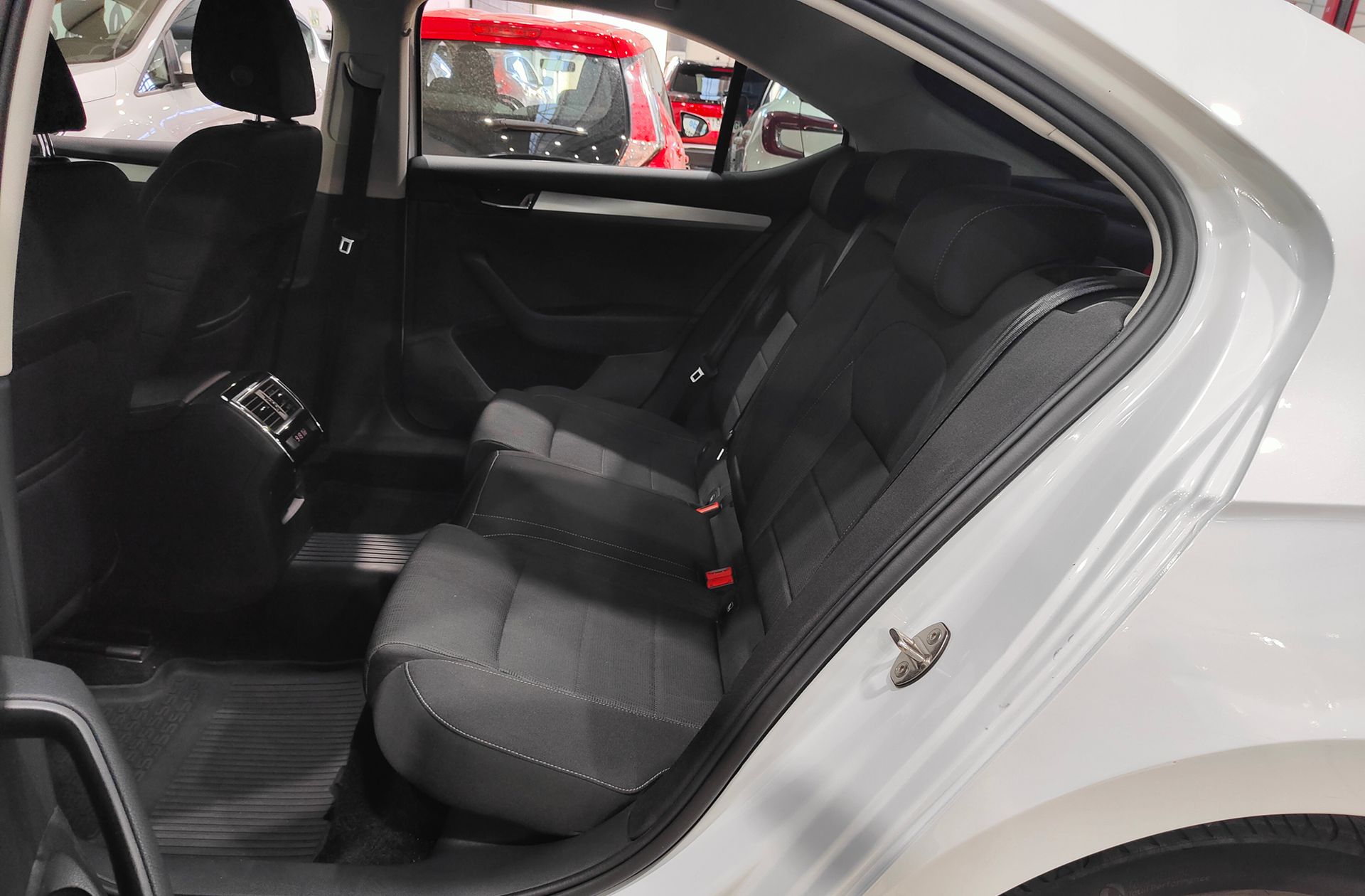 Škoda Superb 1.4 TSI Ambition - foto 12