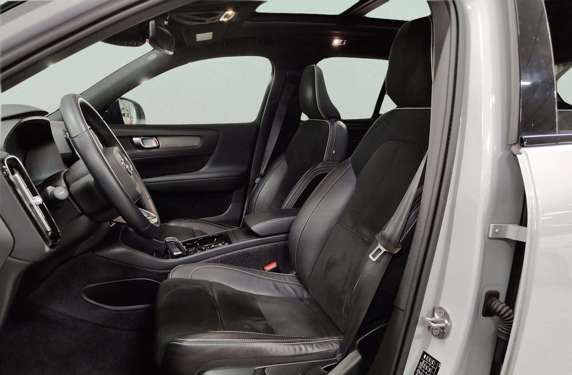 Volvo XC40 T2 R-Design - foto 12