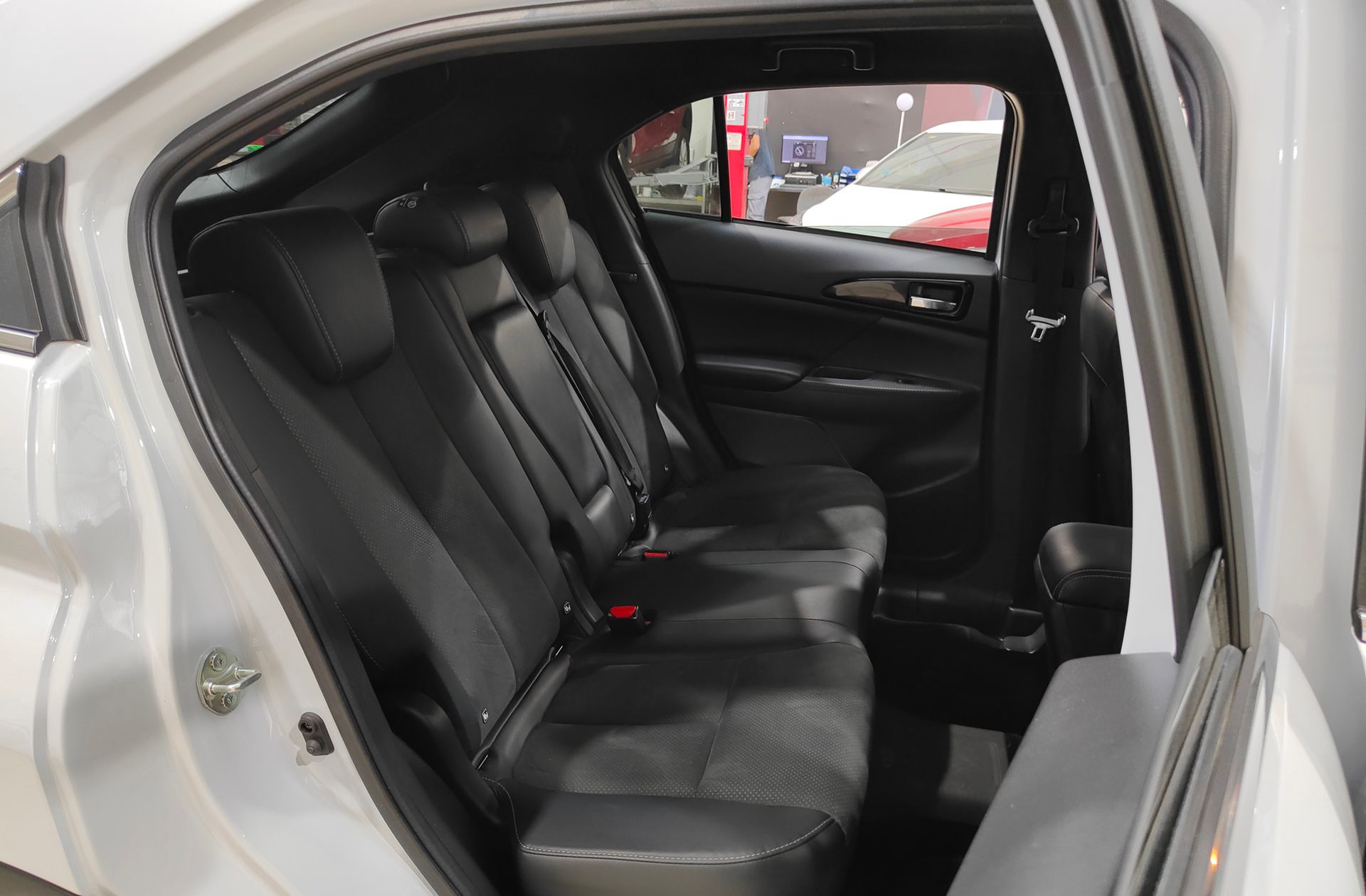 Mitsubishi Eclipse Cross 2.4 PHEV Kaiteki 4WD - foto 17