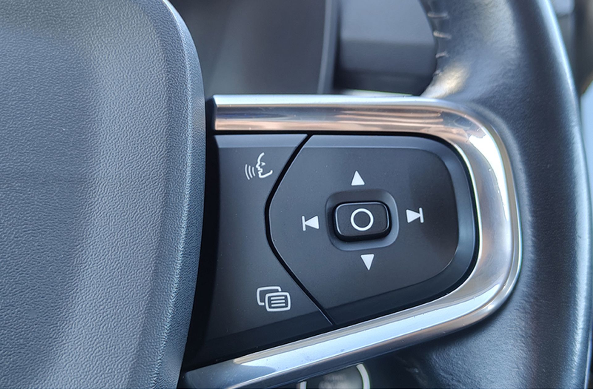 Volvo XC40 D4 Momentum AWD - foto 28