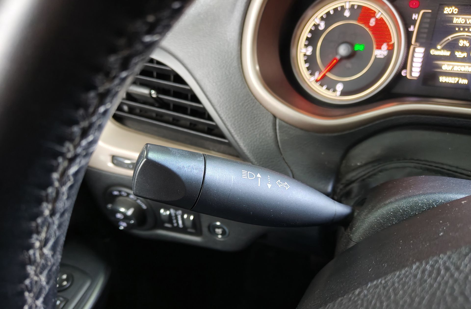 Jeep Cherokee 2.0 CRD Longitude 4x2 - foto 26