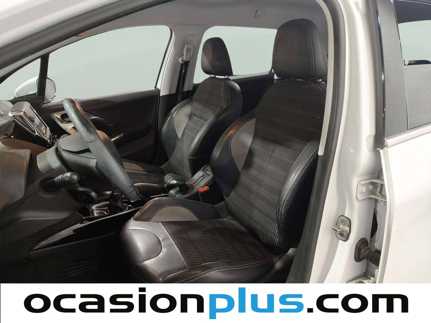 Foto asientos delanteros Peugeot 2008 Peugeot 2008 PureTech 110 Allure (110 CV)