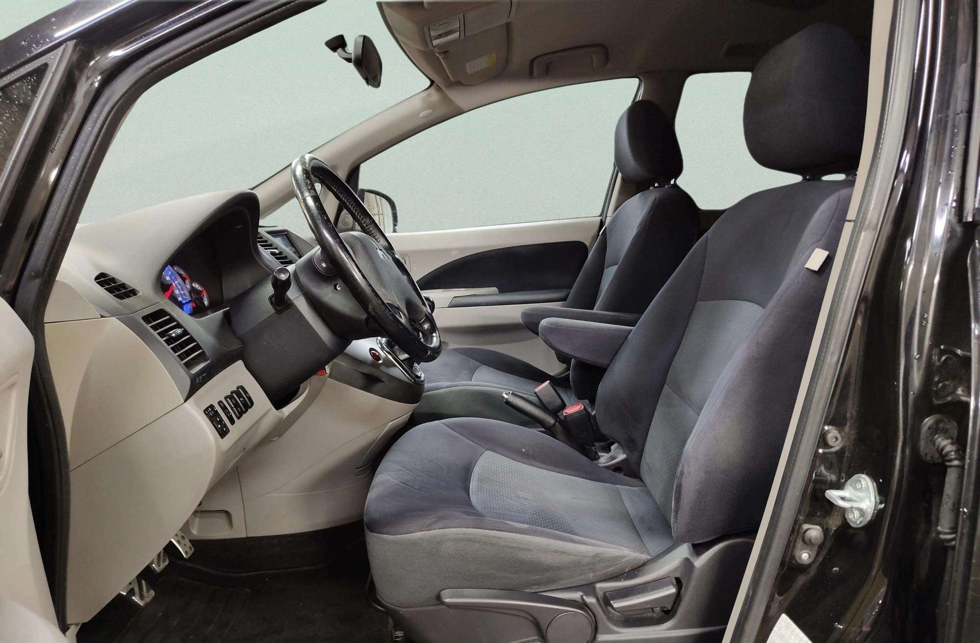 Mitsubishi Grandis 2.0 DI-D Challenge - foto 10