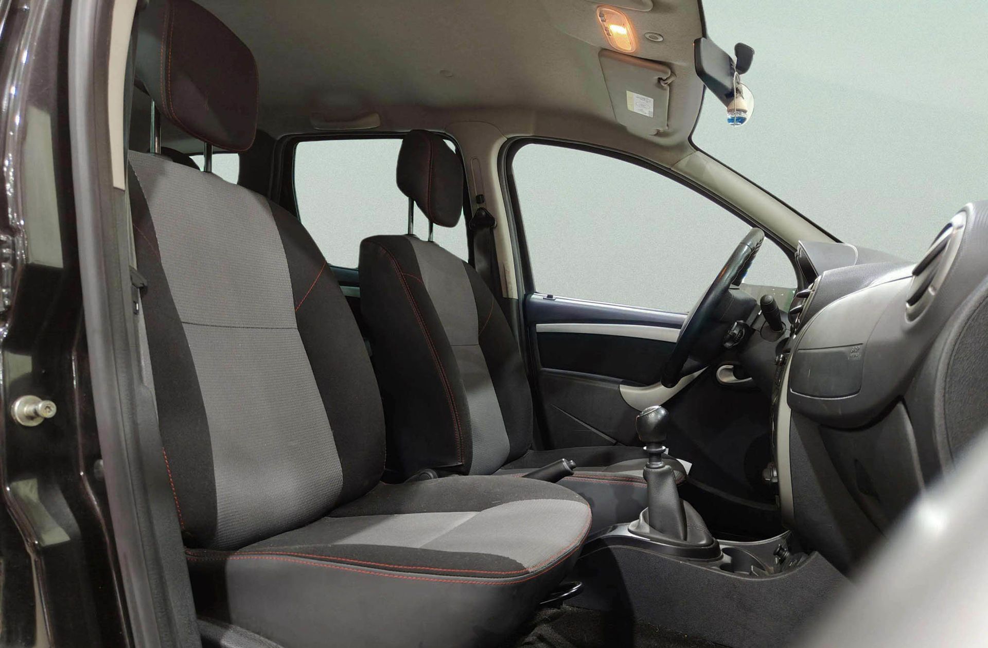 Dacia Duster Laureate dCi - foto 14