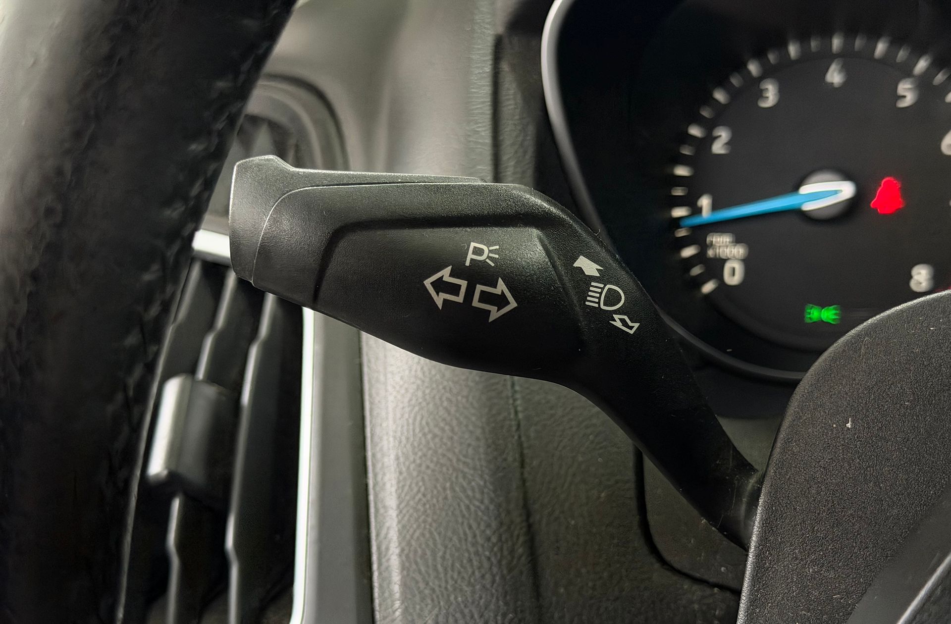 Ford Focus 1.0 EcoBoost Titanium Powershift - foto 23