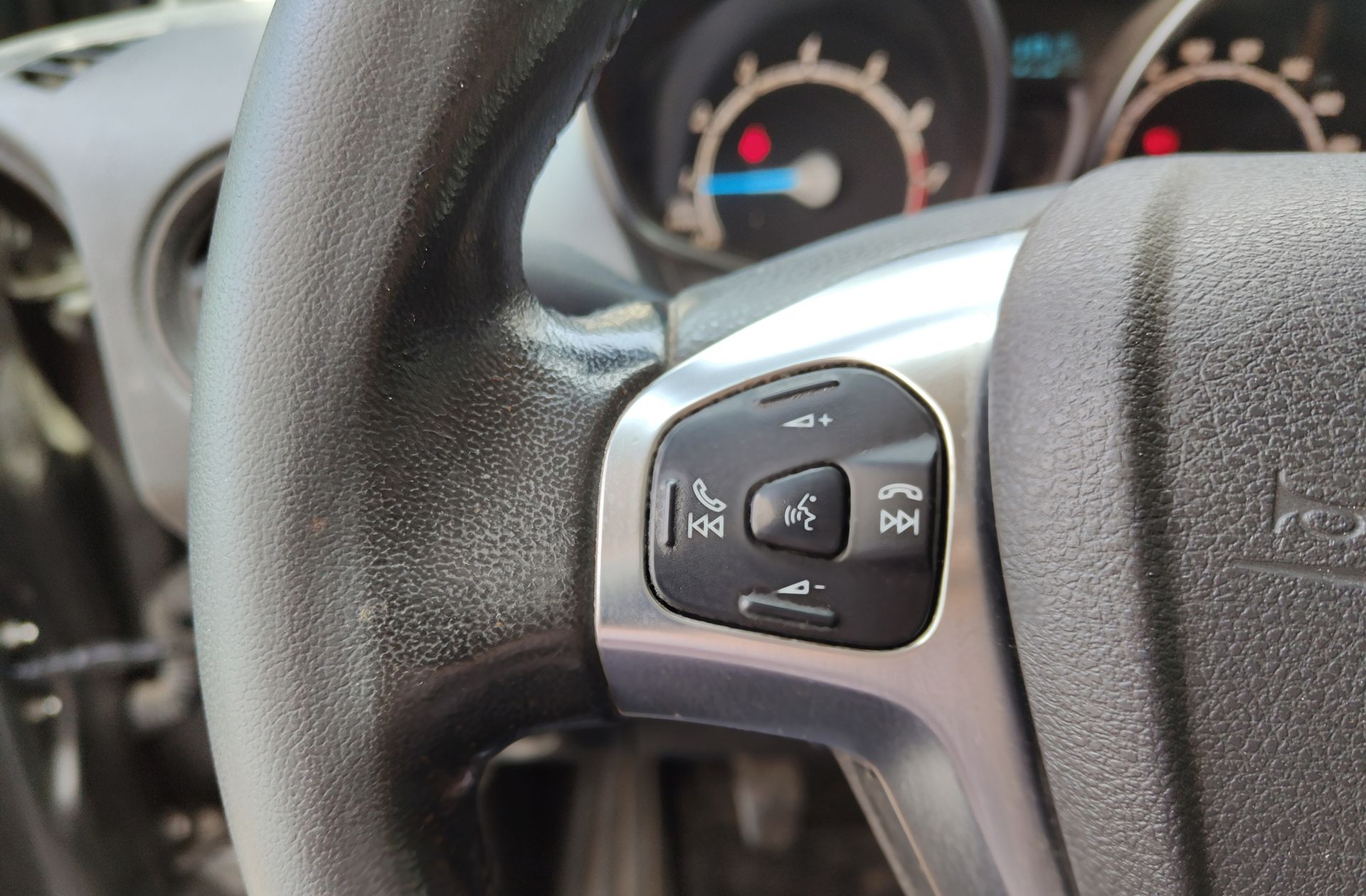Ford Tourneo Courier 1.0 EcoBoost Titanium - foto 26