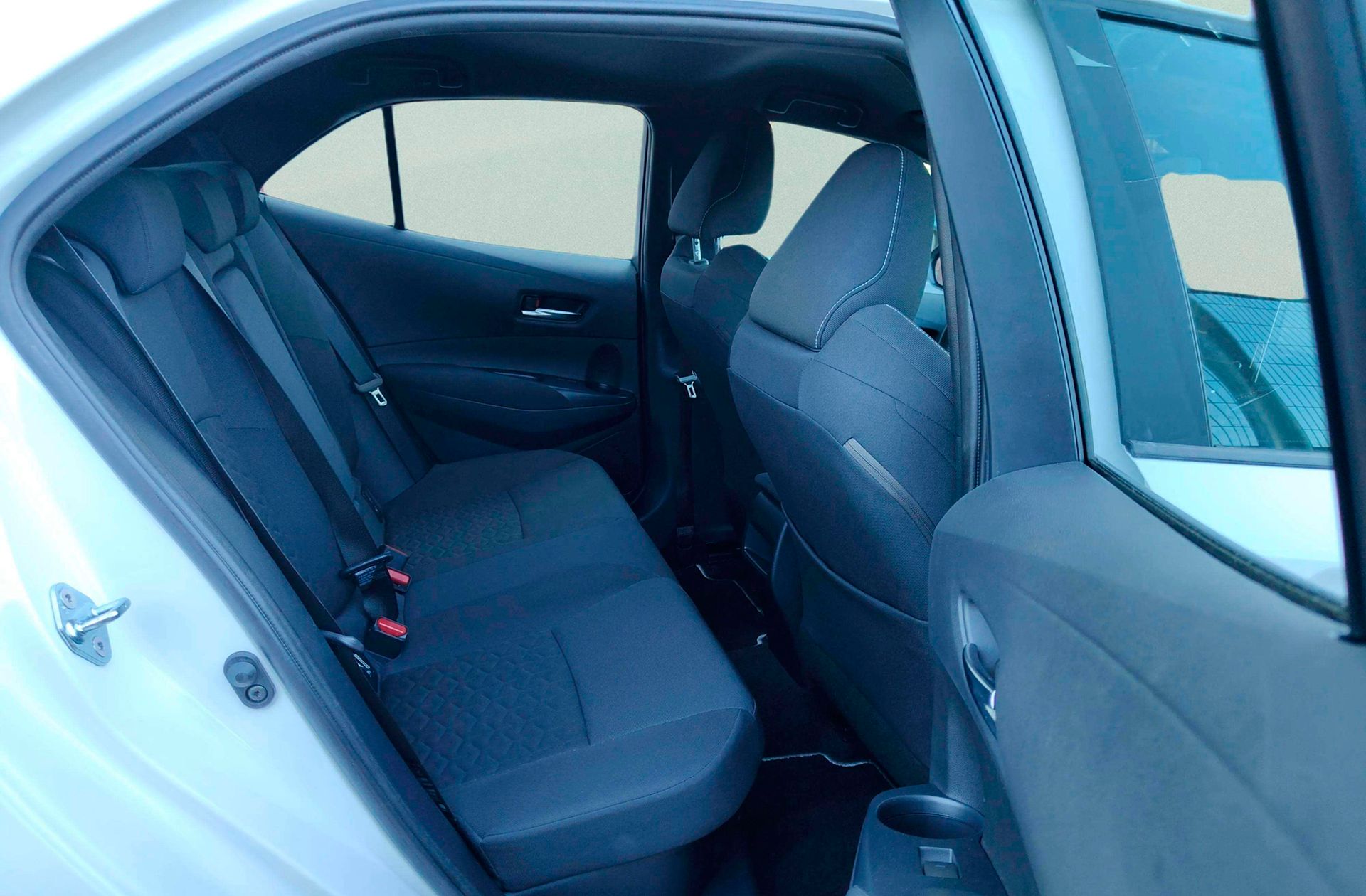 Toyota Corolla 1.8 125H Business Plus E-CVT - foto 16