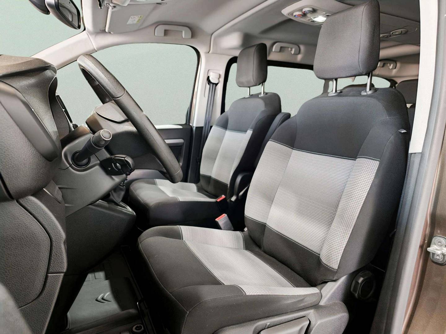 Foto asientos delanteros Citroën Spacetourer Citroën Spacetourer BlueHDi 150 S&S Feel Talla M 8 Plazas  (150 CV)