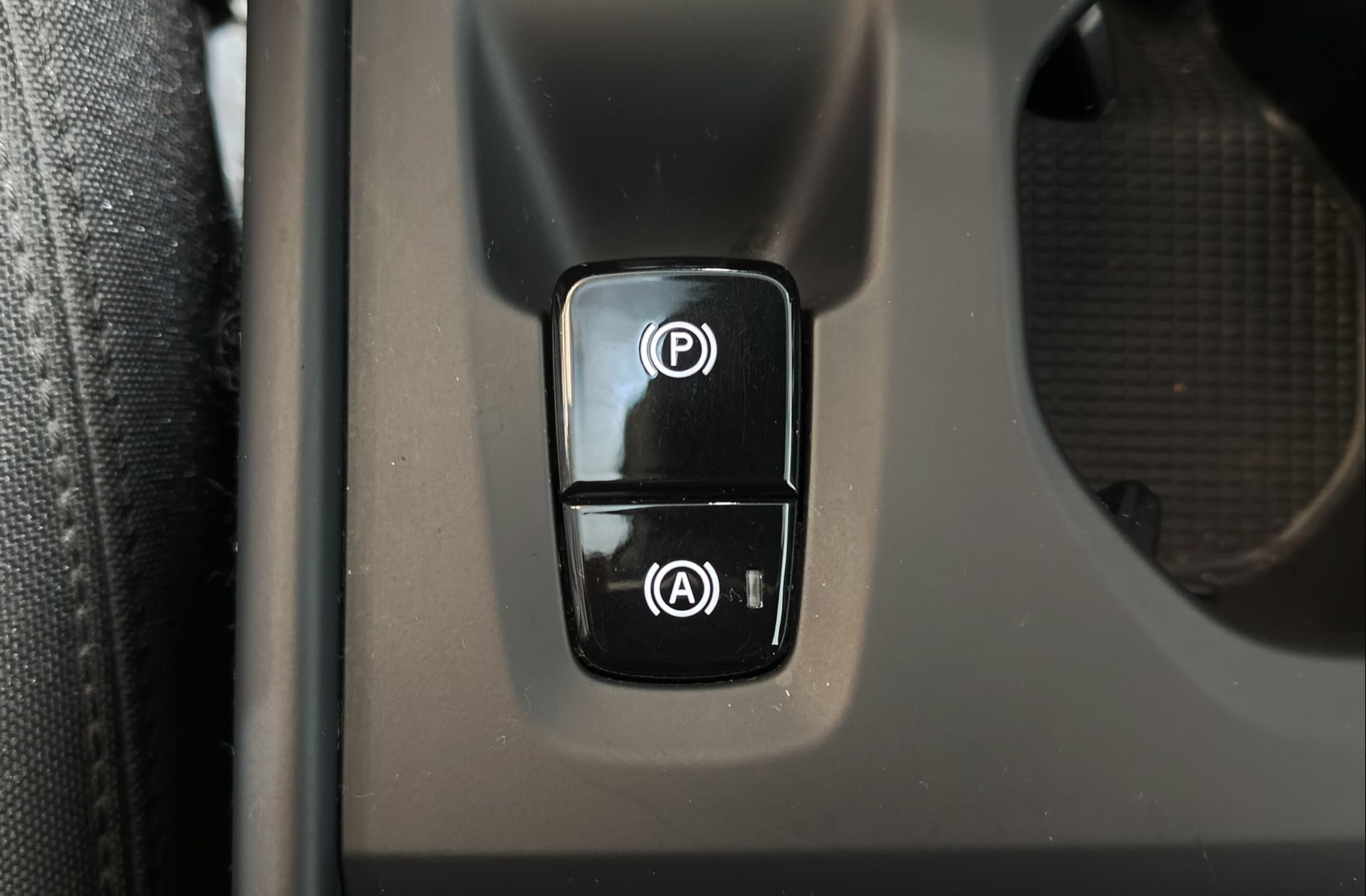 Volvo XC40 B4 G Momentum Pro AWD - foto 36