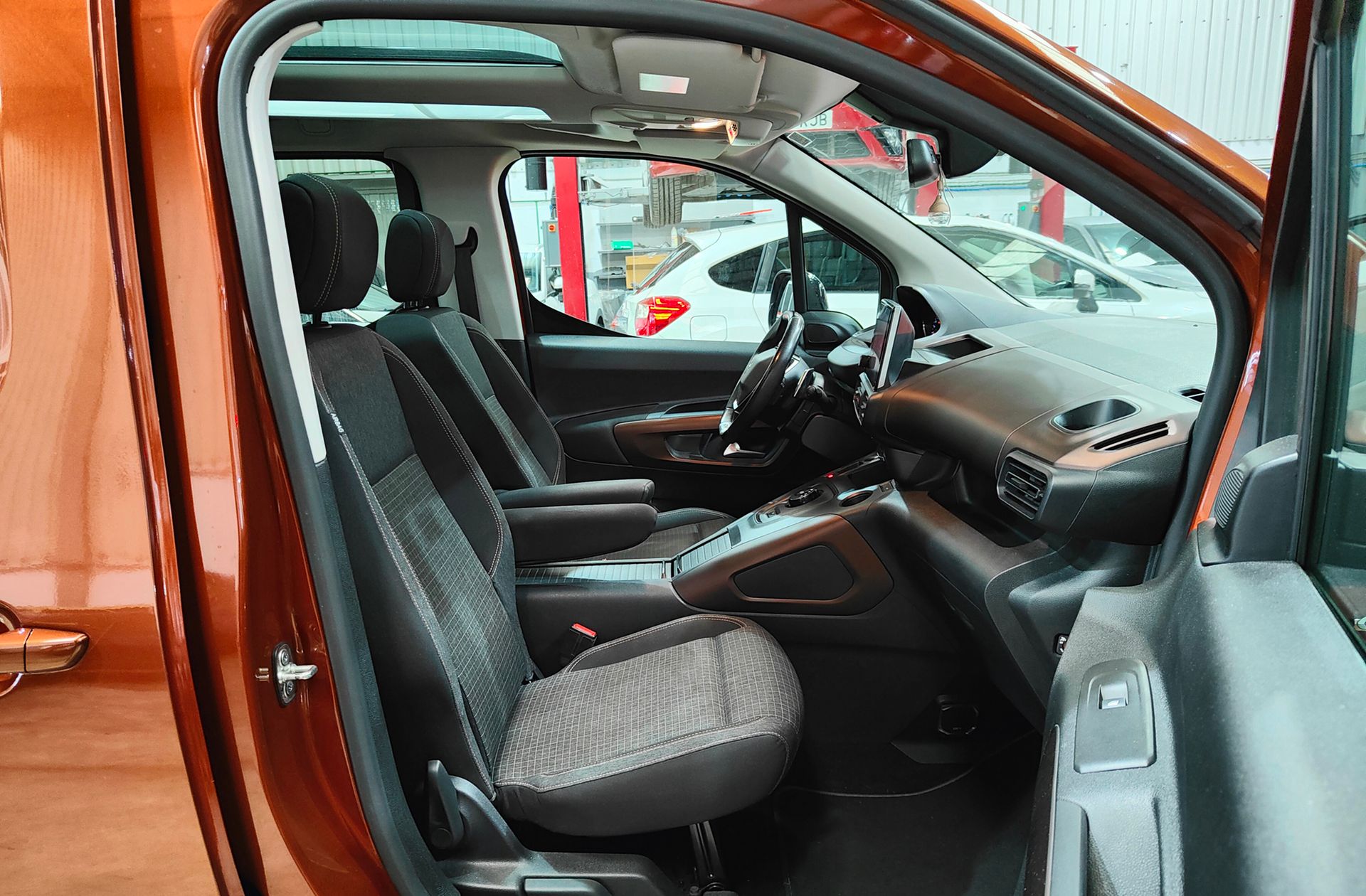 Peugeot Rifter PureTech 130 GT Line Standard EAT8 - foto 19