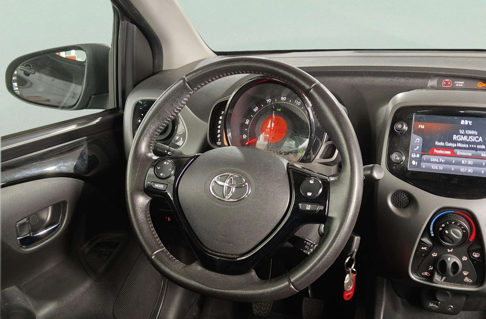 Toyota Aygo 1.0 70 x-play - foto 18