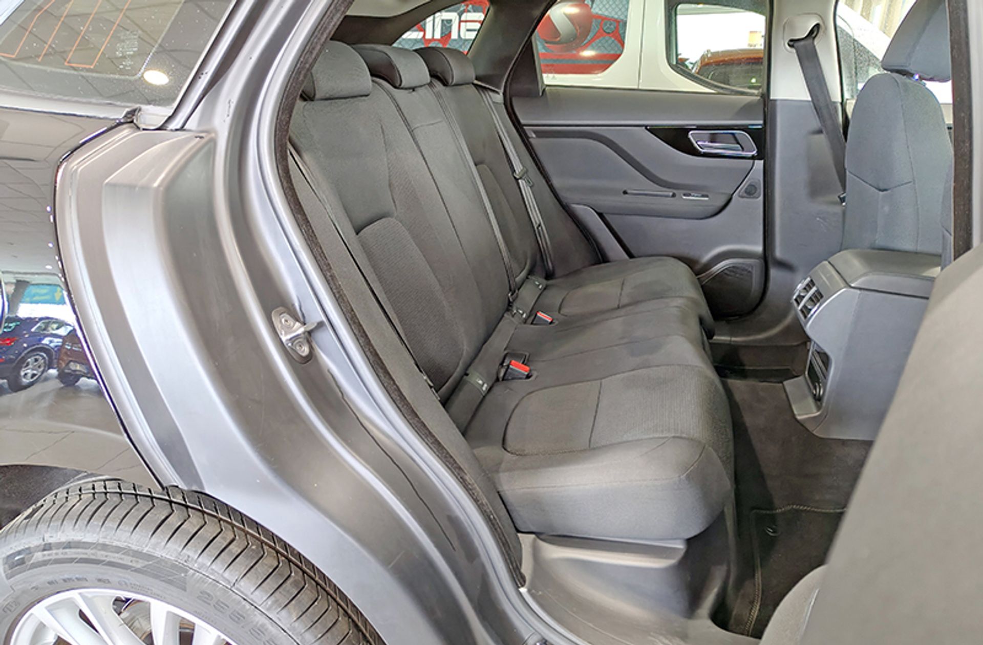 Jaguar F-Pace 2.0L i4D Pure RWD - foto 22