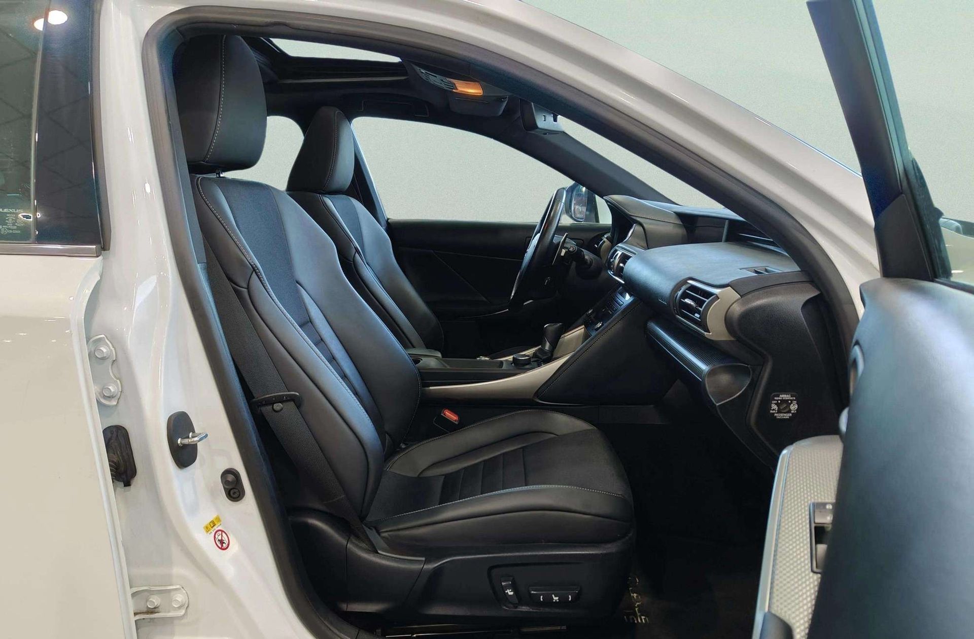 Lexus IS 300h F-Sport - foto 25