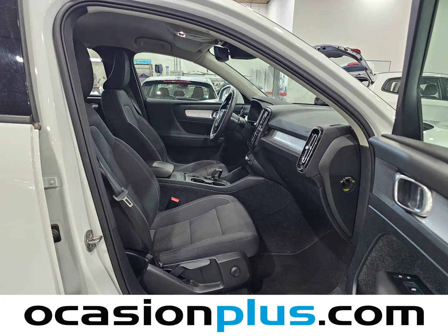 Foto Volvo XC40 Volvo XC40 B3 G Momentum Pro Auto (163 CV)