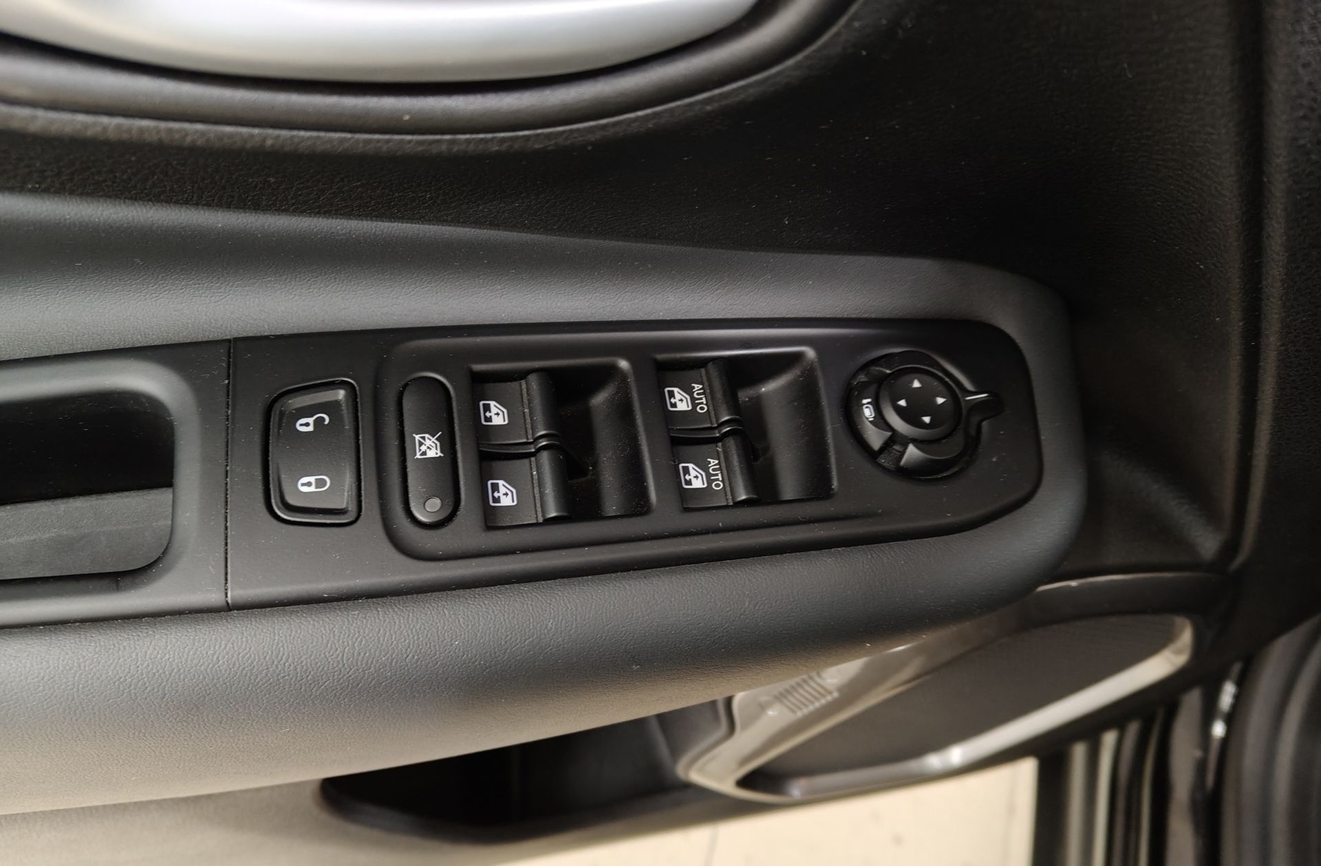 Jeep Renegade eHybrid 1.5 Limited ATX - foto 33
