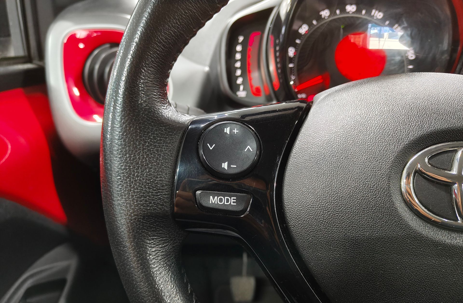 Toyota Aygo 1.0 70 x-play - foto 25