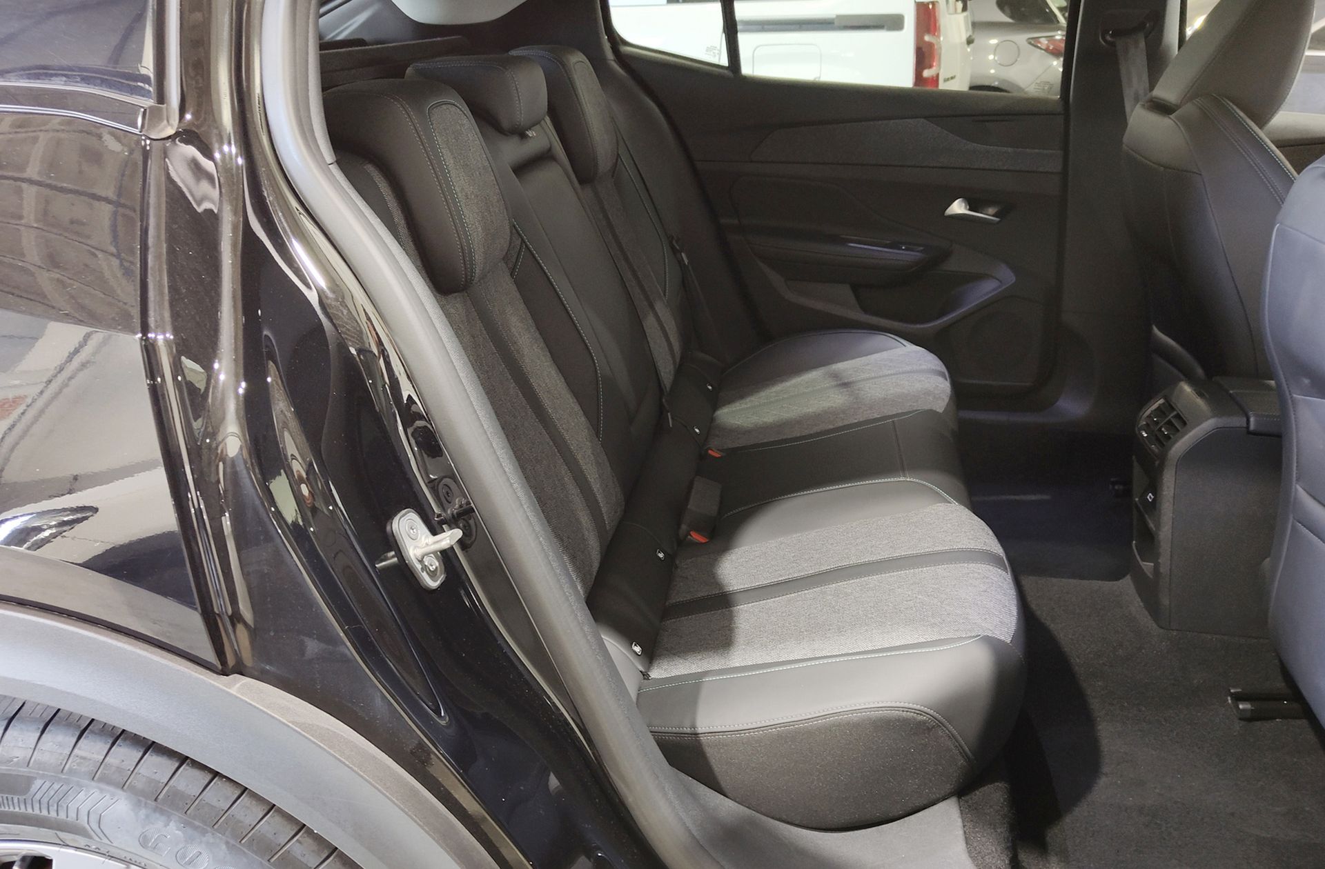 Peugeot 408 Allure PHEV 180 e-EAT8 - foto 19