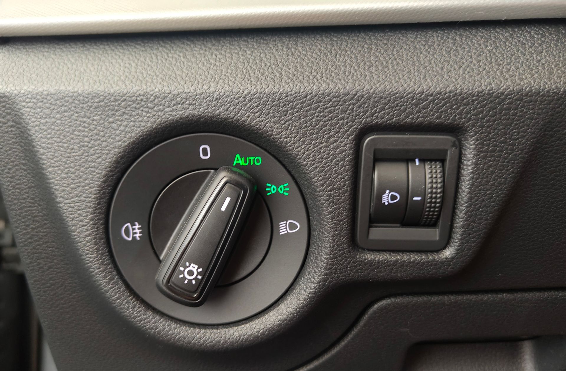 Škoda Kamiq 1.0 TSI Ambition DSG - foto 33