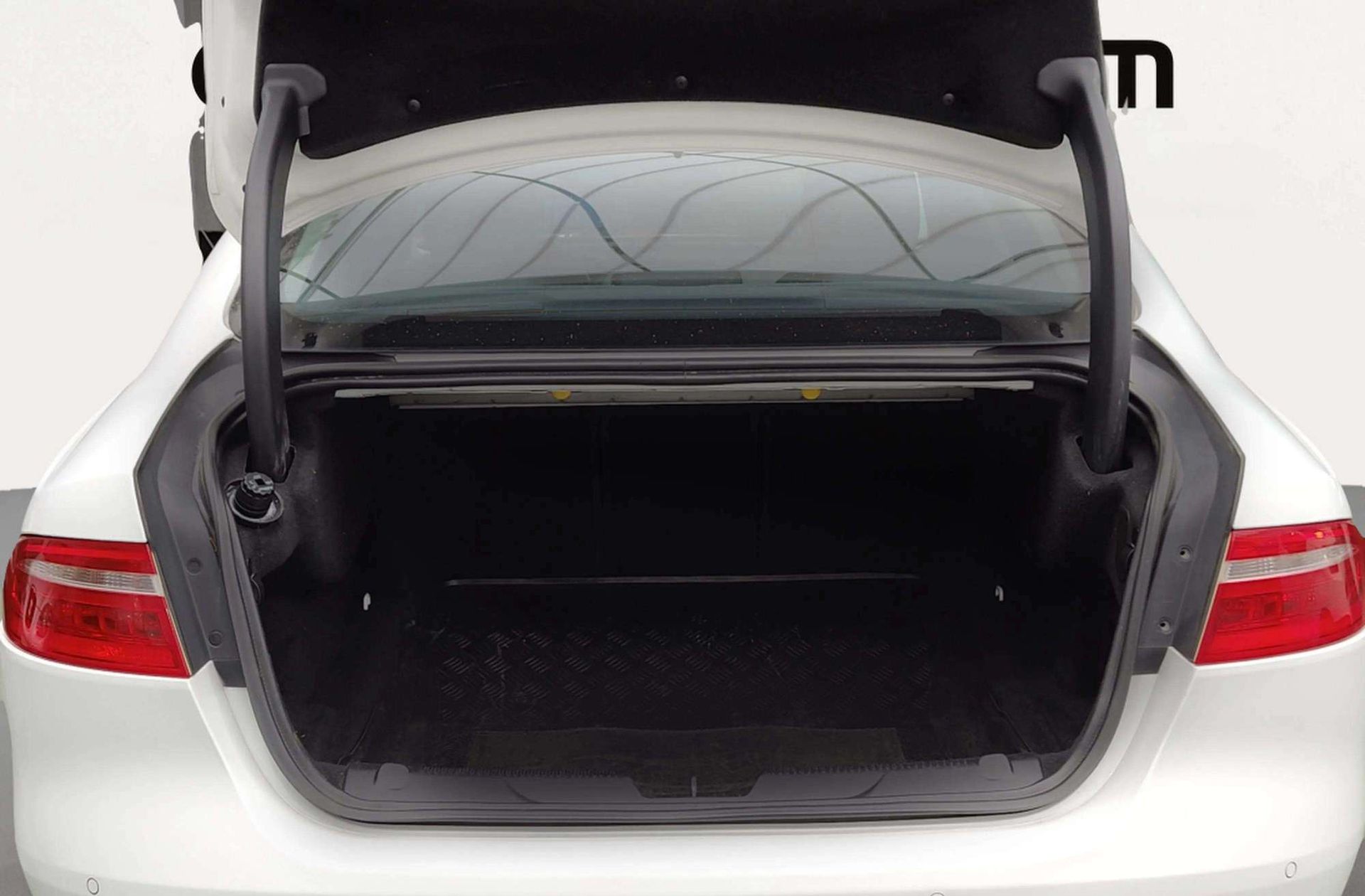 Jaguar XE 2.0 Diesel XE-Pure RWD - foto 17