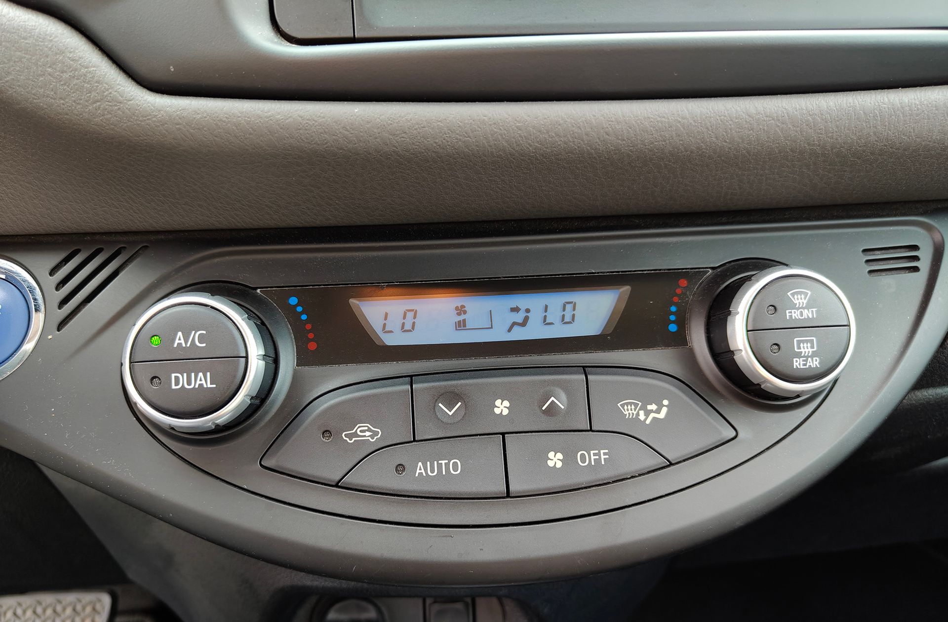 Toyota Yaris 100H Feel - foto 29