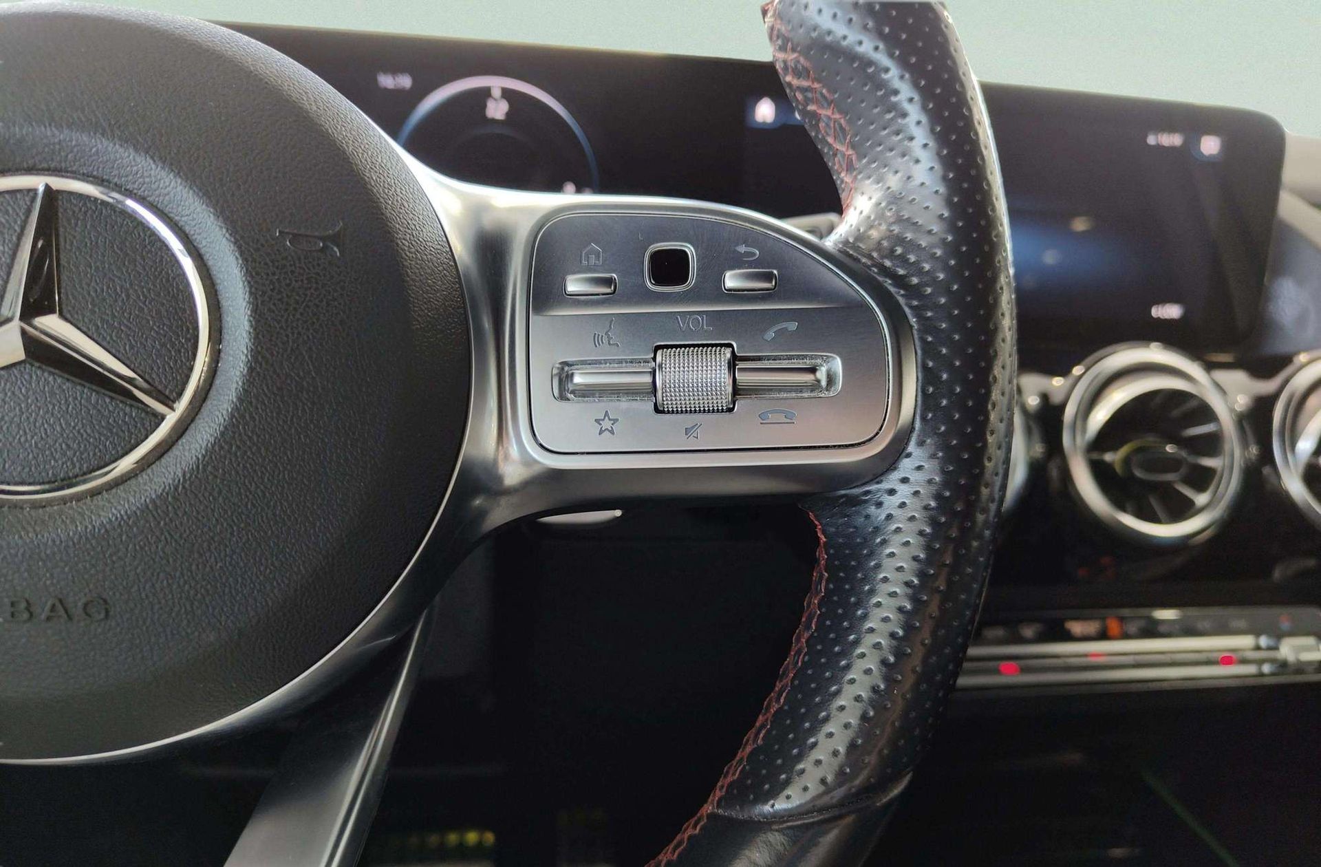 Mercedes-Benz GLA 200 Pack AMG - foto 37