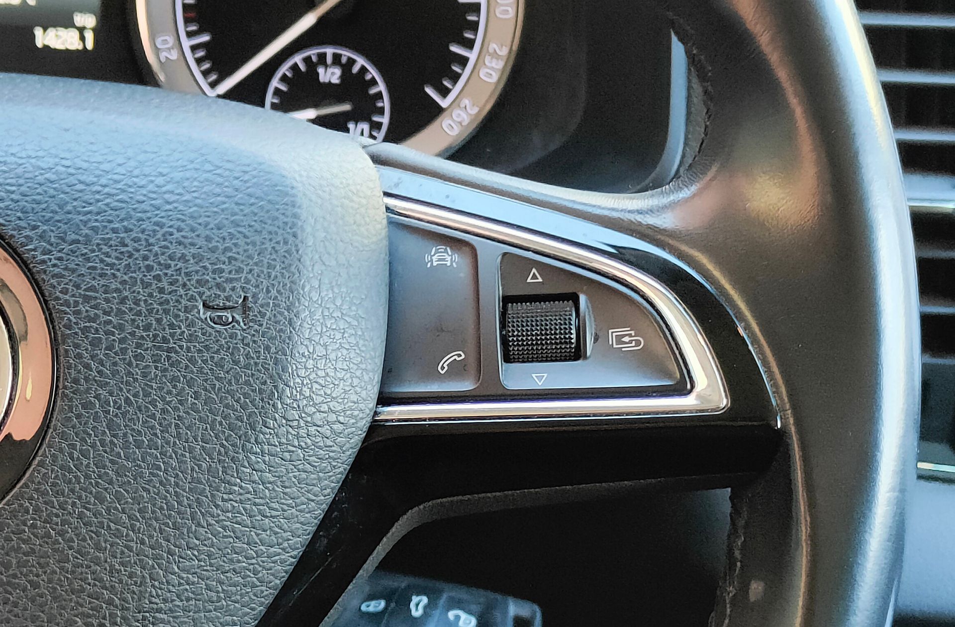 Škoda Karoq 1.0 TSI Ambition - foto 26