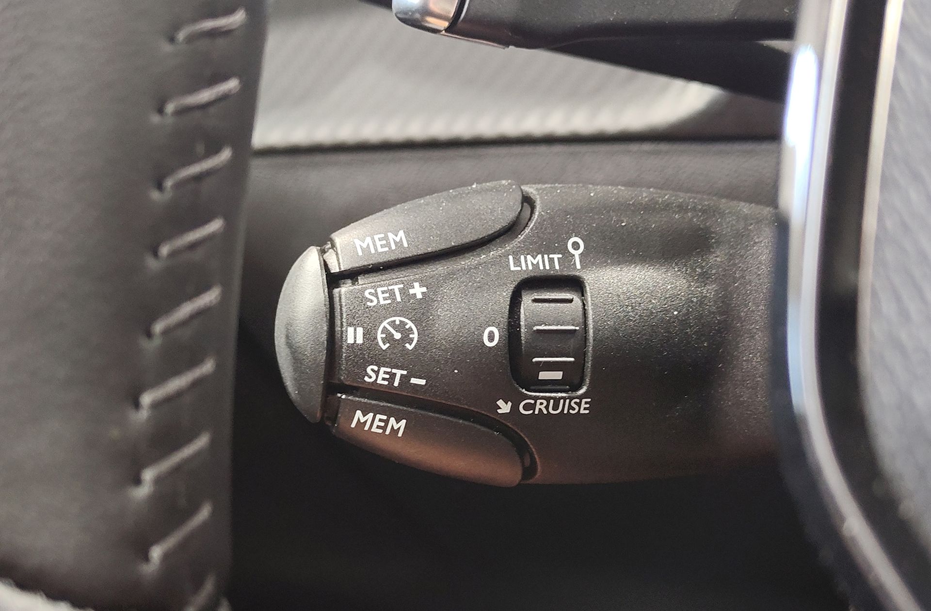 Peugeot 2008 Allure Hybrid eDCS6 - foto 26