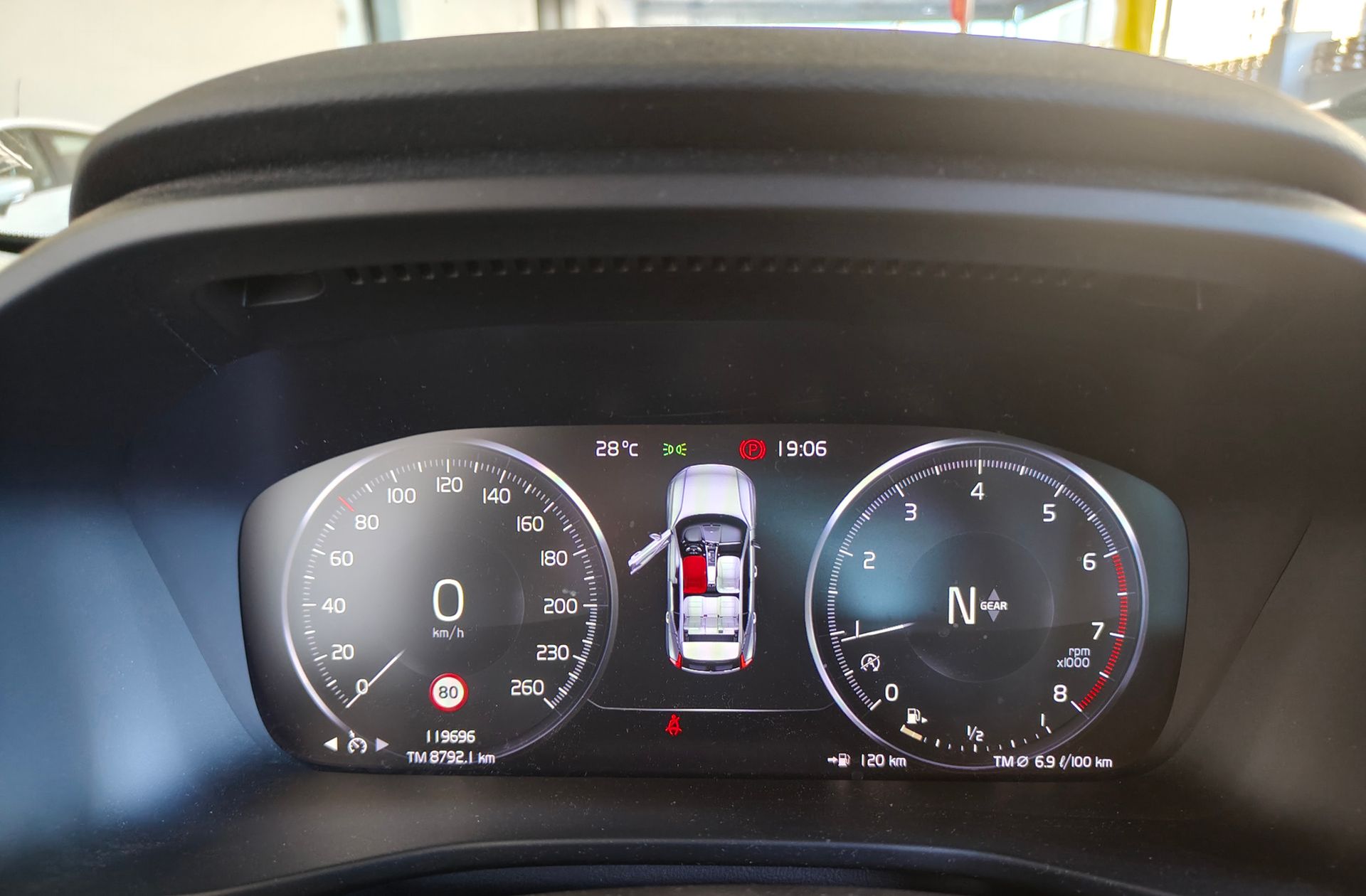 Volvo XC40 T3 Momentum - foto 25