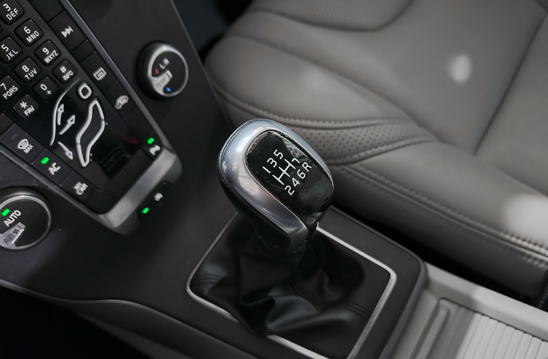 Volvo V40 D3 Momentum - foto 5