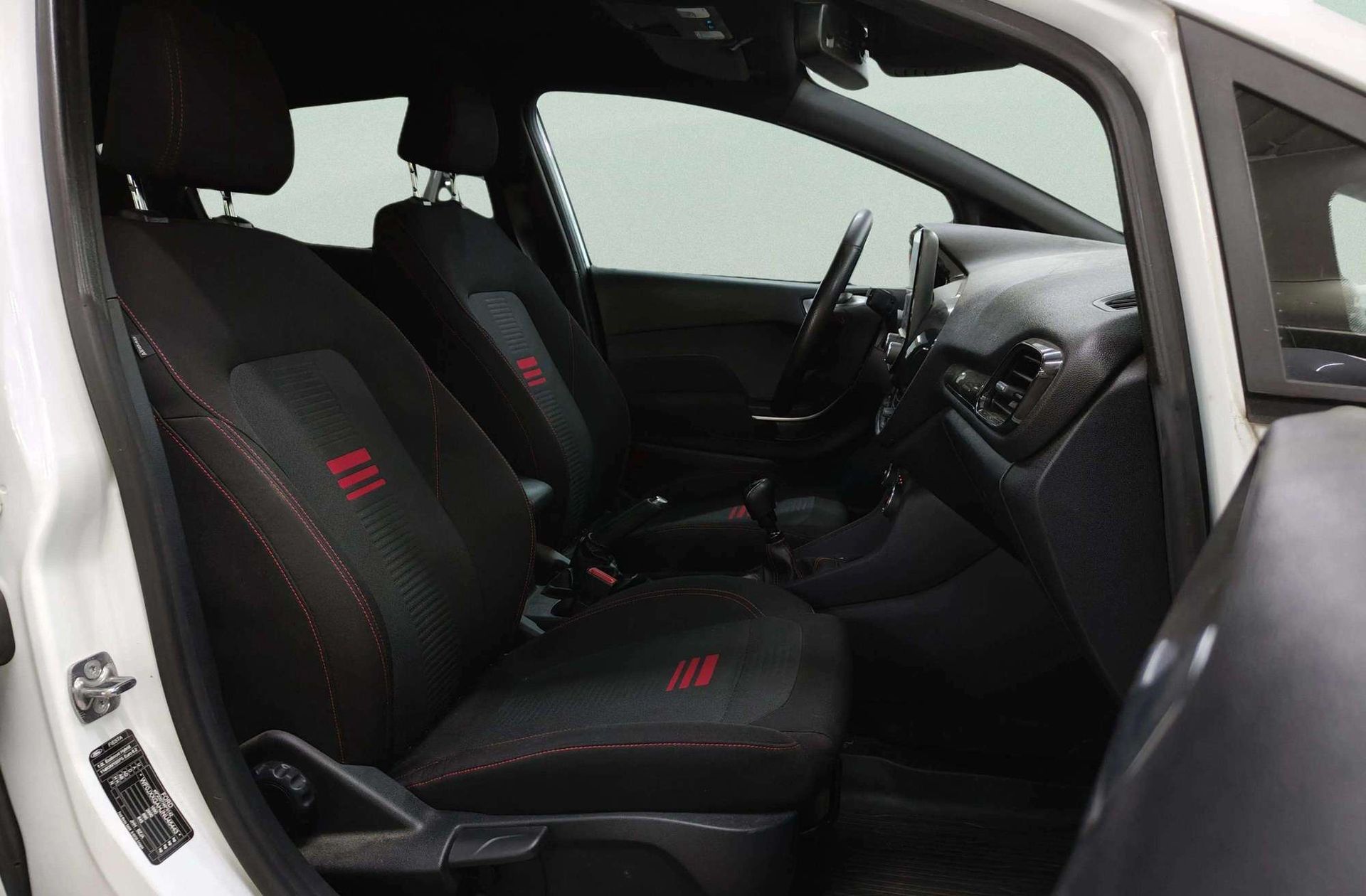 Ford Fiesta 1.0 EcoBoost MHEV ST-Line - foto 21
