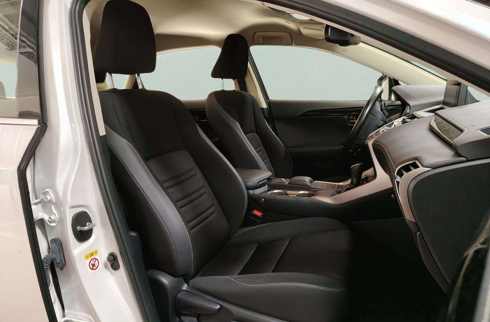 Lexus NX 300h Business Navigation 2WD - foto 18