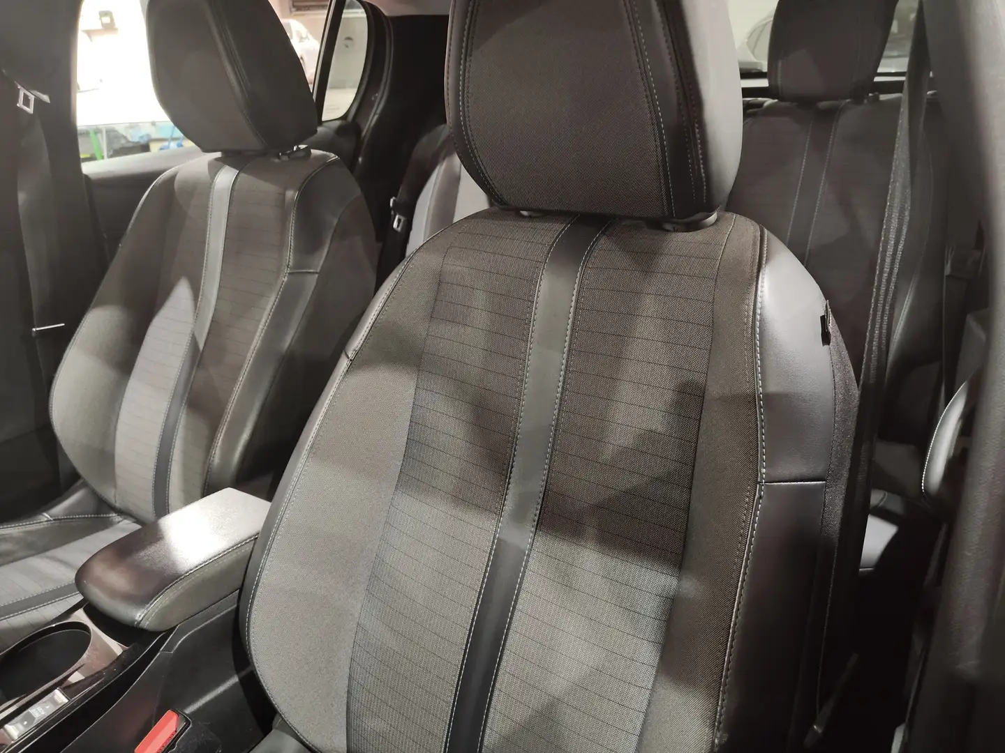 Foto Peugeot 208 Peugeot 208 BlueHDi 100 Allure (100 CV)