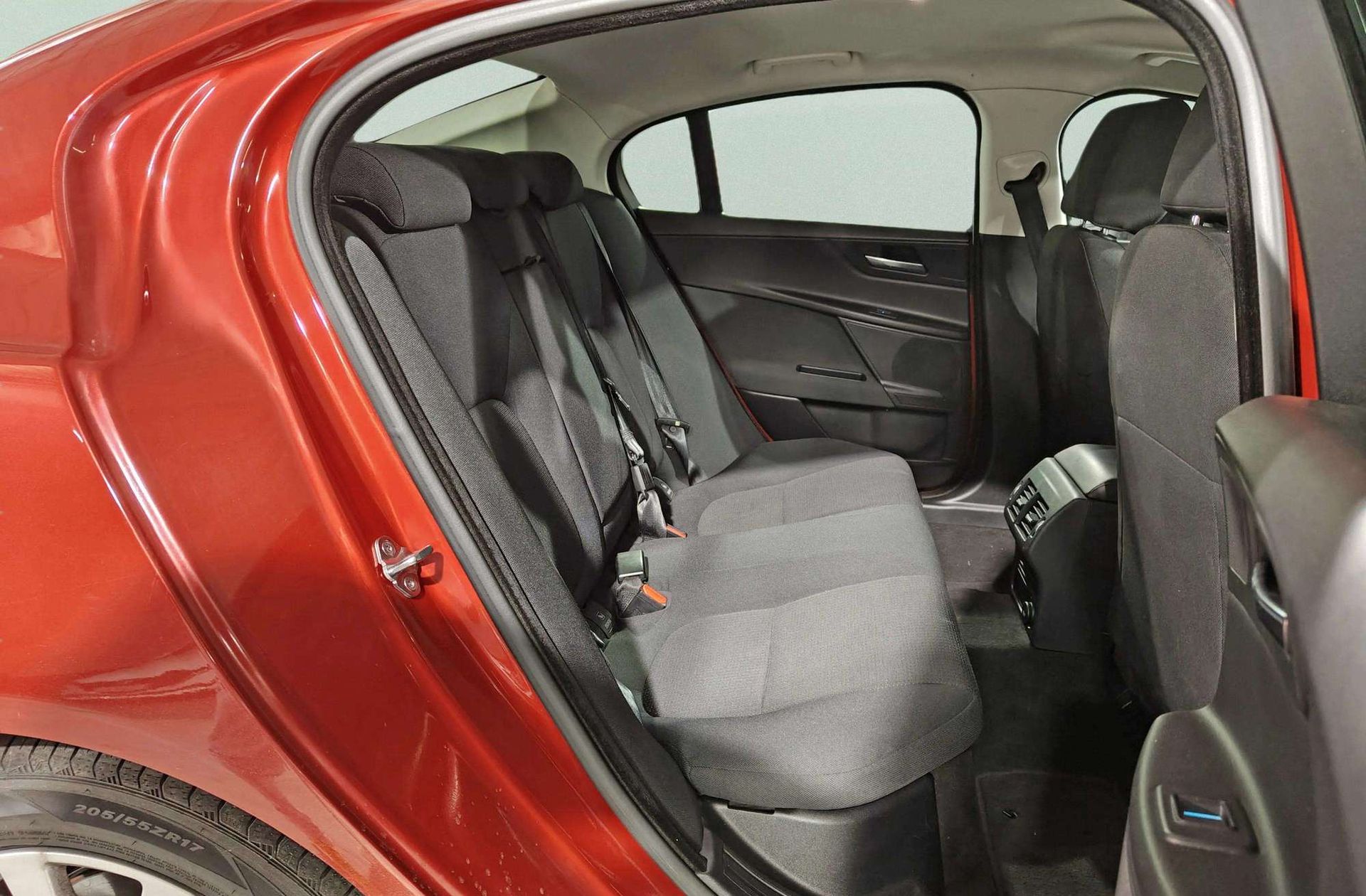 Jaguar XE 2.0 Diesel Pure RWD - foto 13