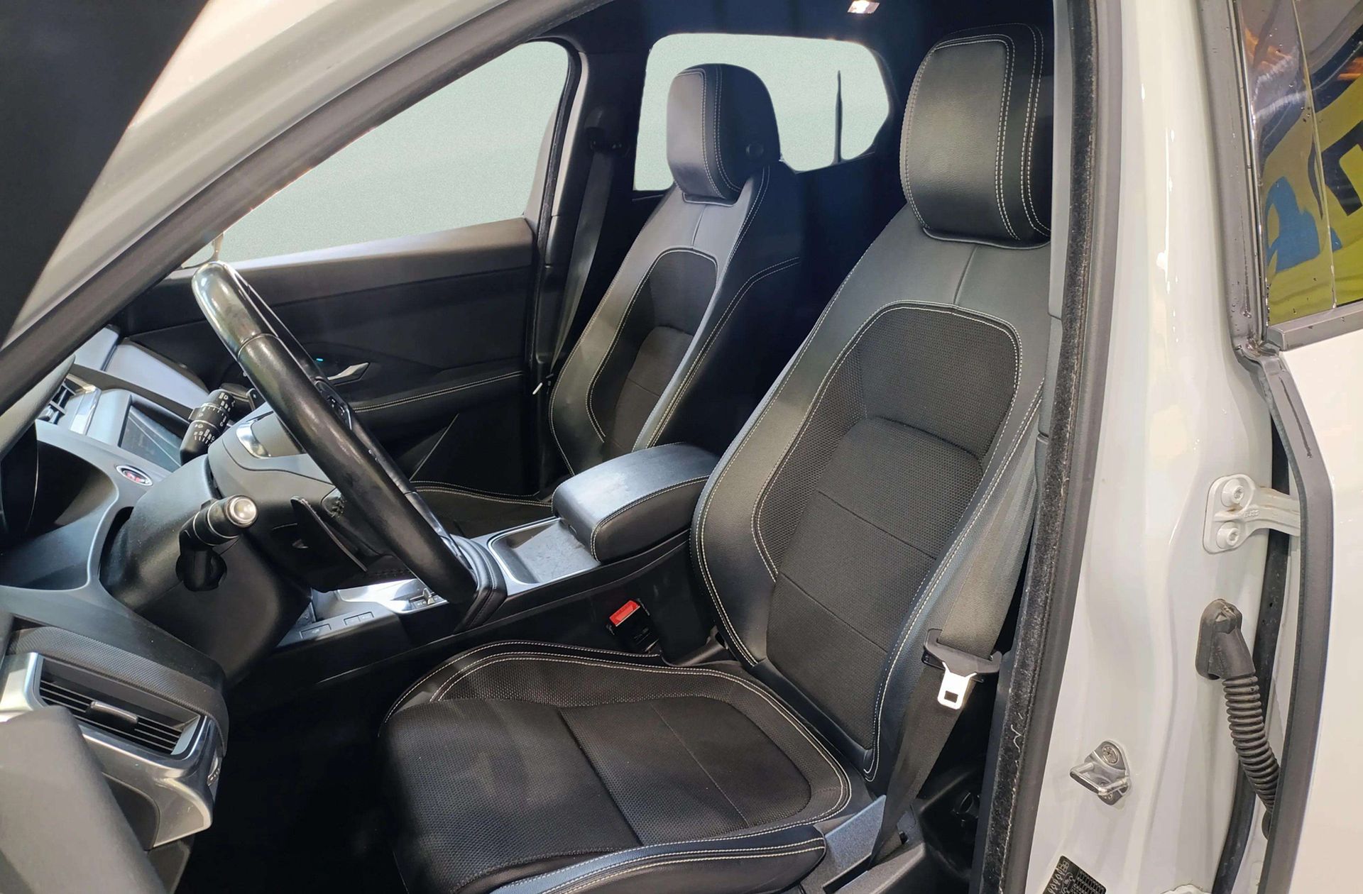 Jaguar E-Pace 2.0D R-Dynamic 4WD - foto 12