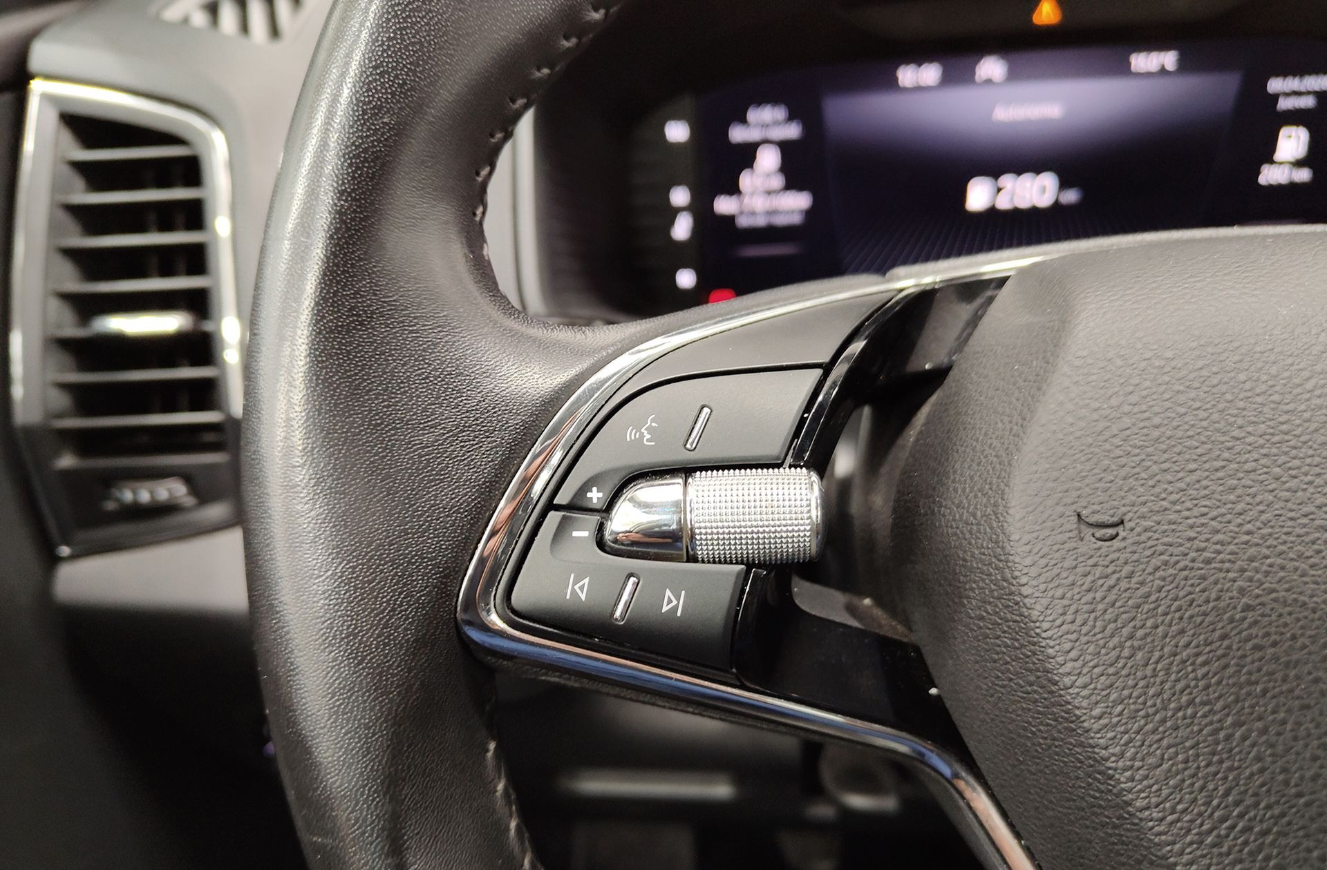 Škoda Karoq 2.0 TDI Ambition - foto 28