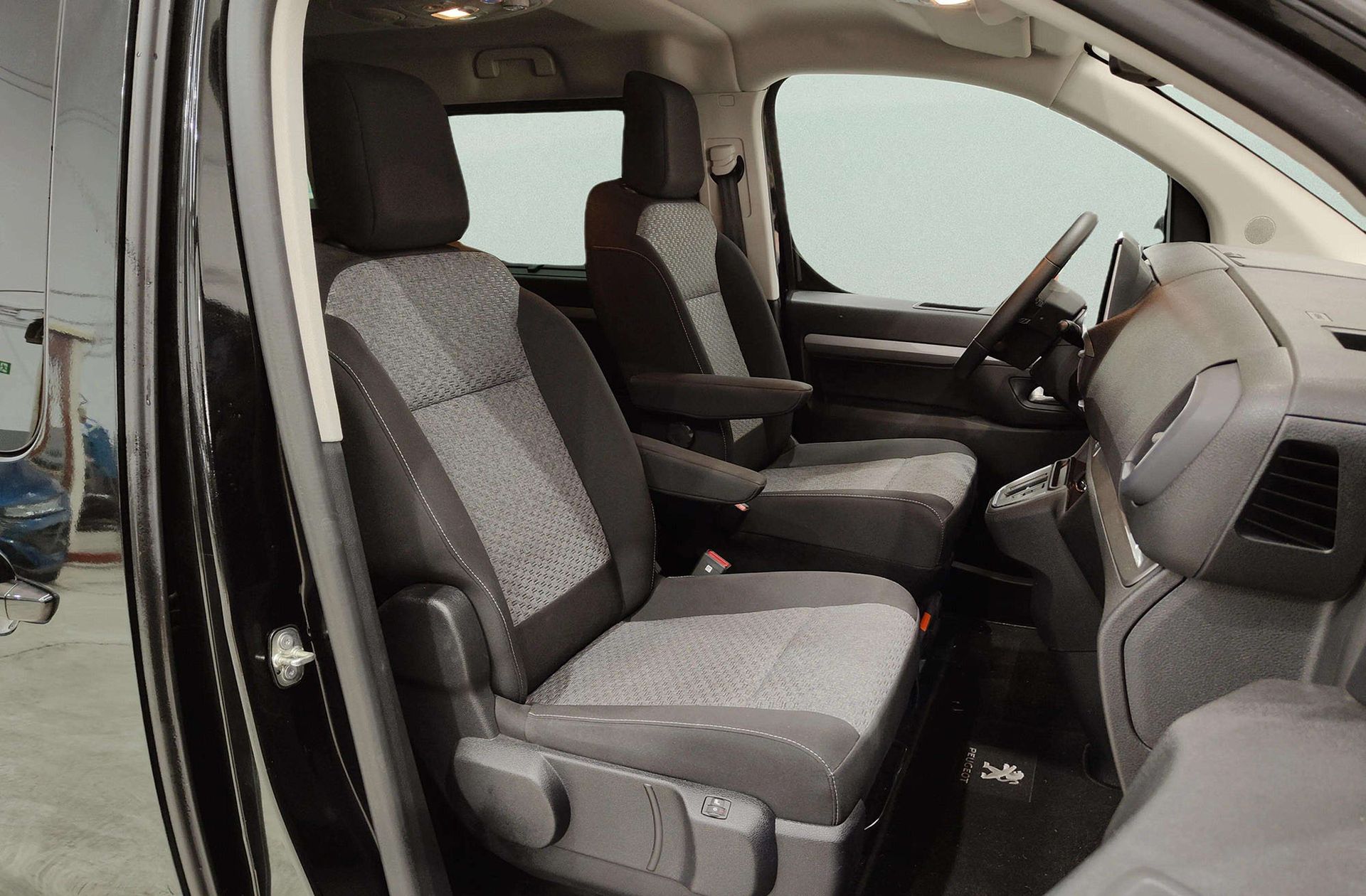 Peugeot Traveller BlueHDi 180 Business VIP Standard EAT8 - foto 21