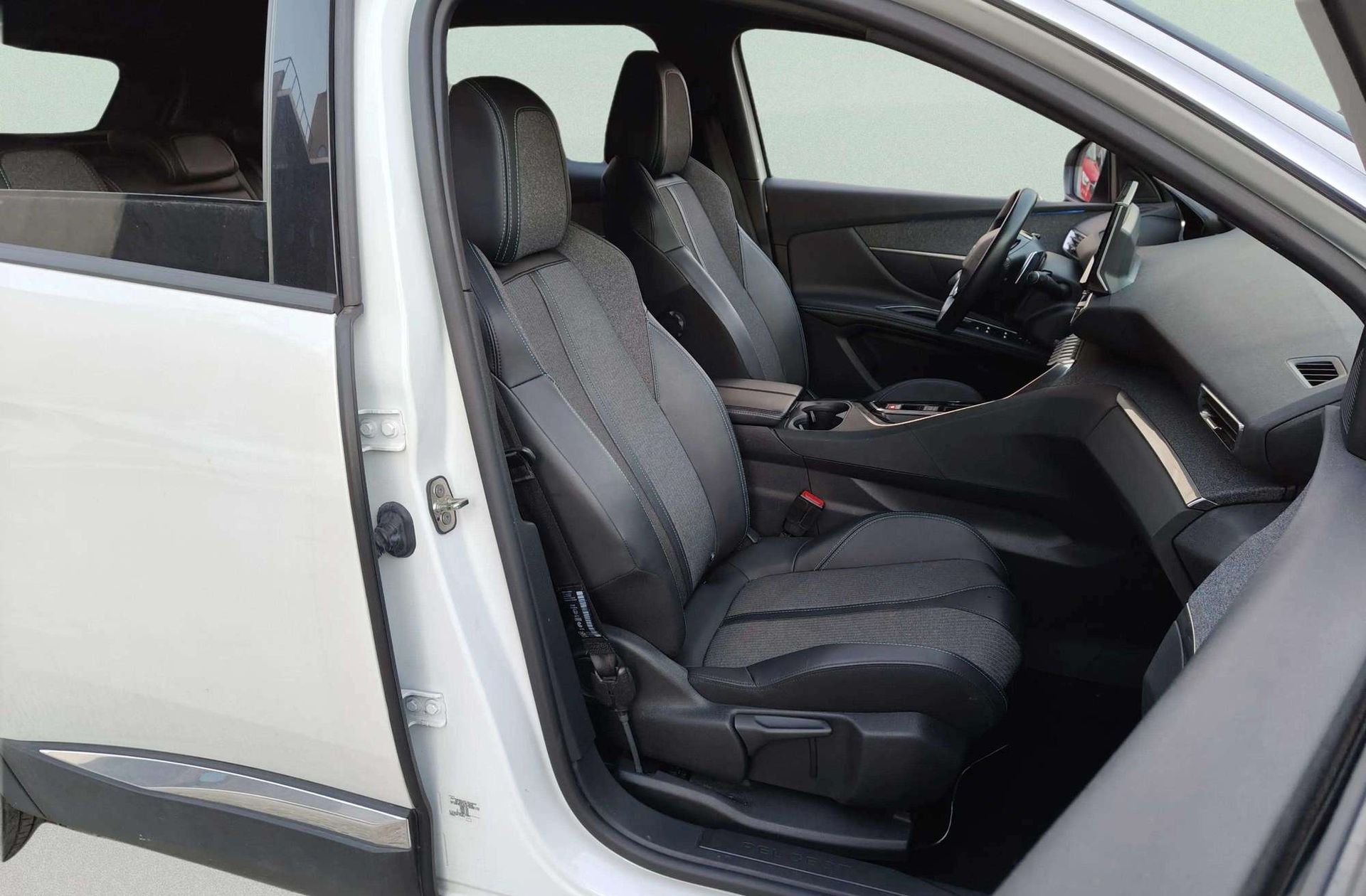 Peugeot 3008 300 Allure Pack e-EAT8 - foto 19