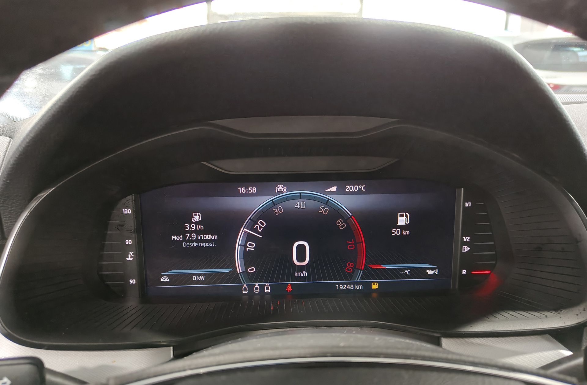 Škoda Kamiq 1.0 TSI Sport - foto 25
