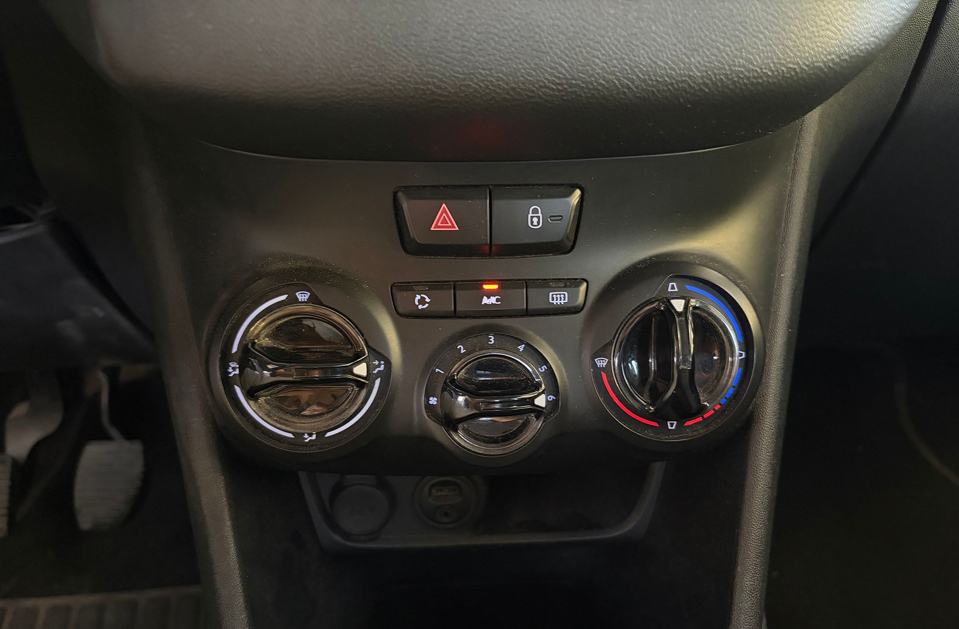 Peugeot 208 1.4 HDi Business Line - foto 24