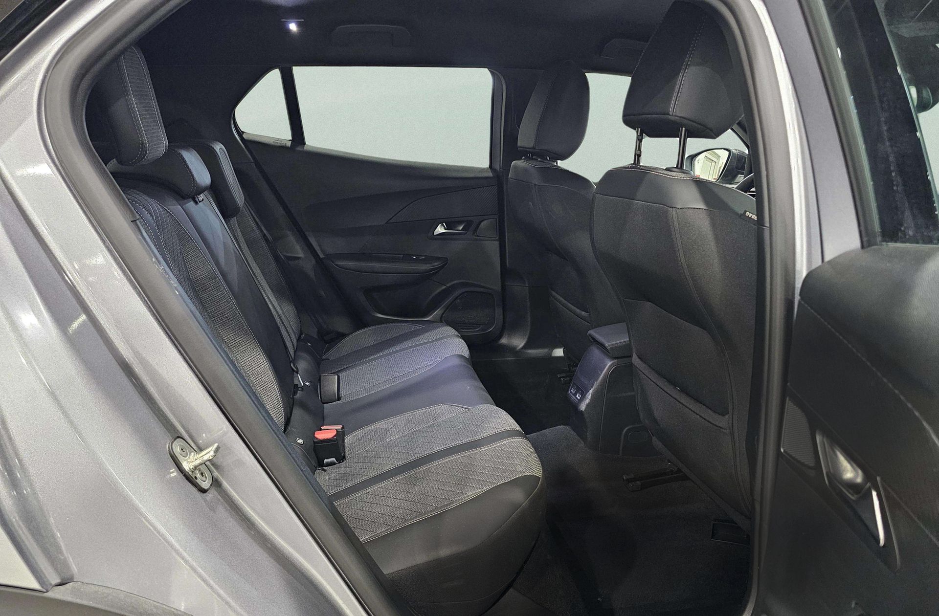 Peugeot 2008 Allure Hybrid eDCS6 - foto 21