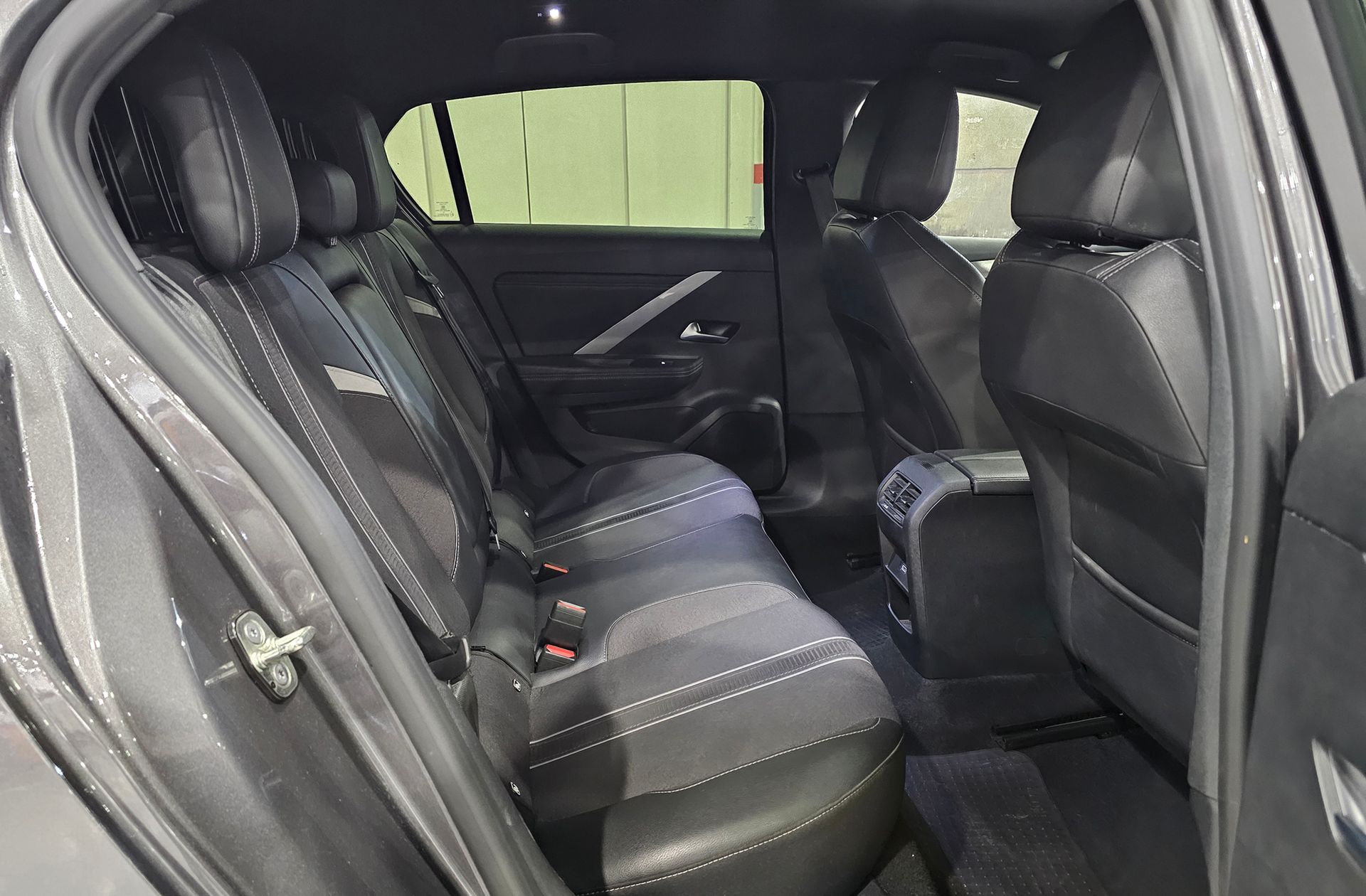 Opel Astra 1.2 Turbo XHT GS - foto 19