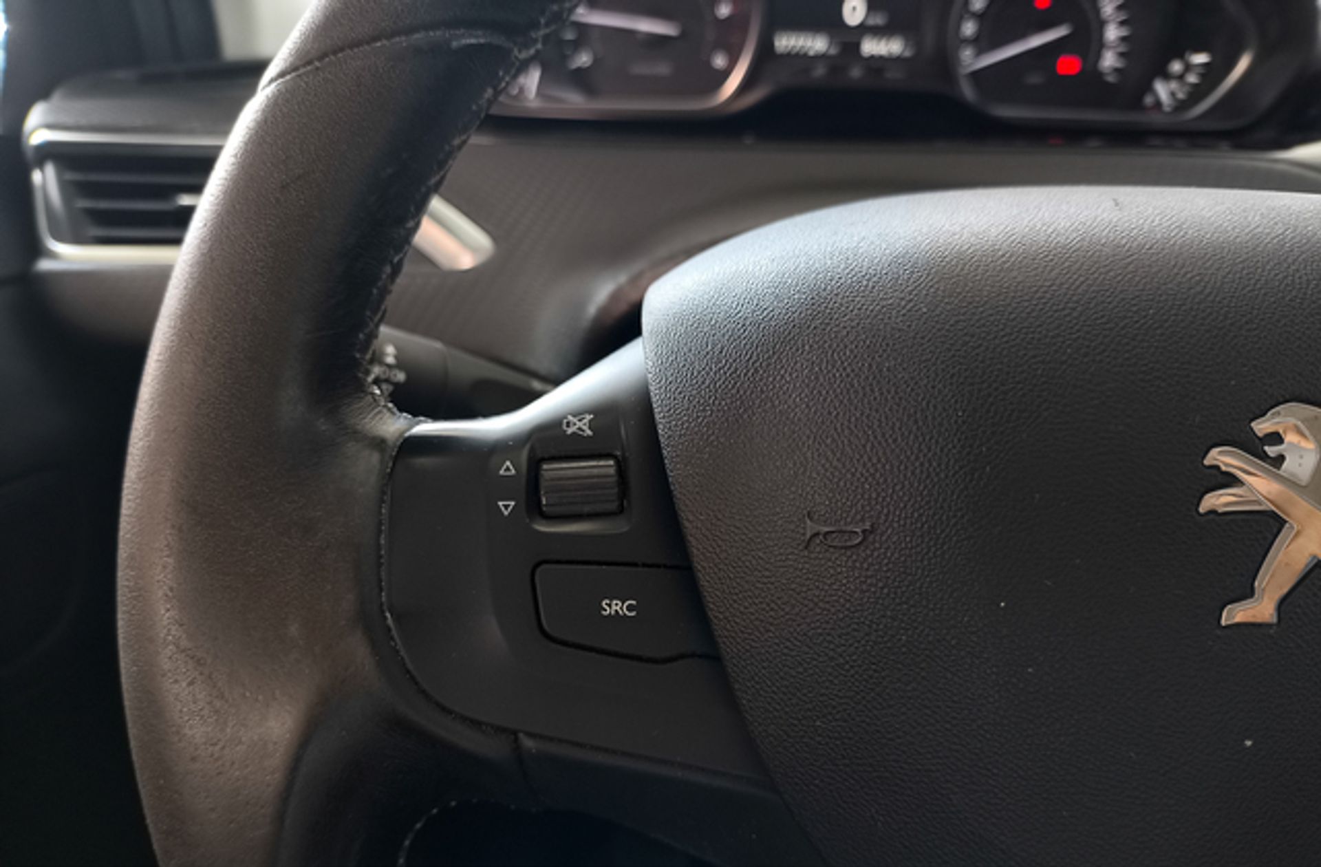 Peugeot 2008 BlueHDi 120 Allure - foto 30