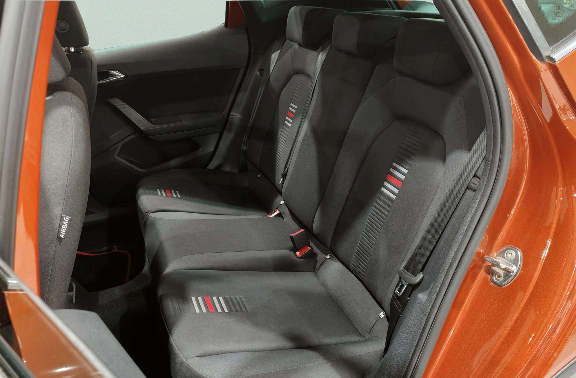 SEAT Arona 1.6 TDI Ecomotive FR - foto 13