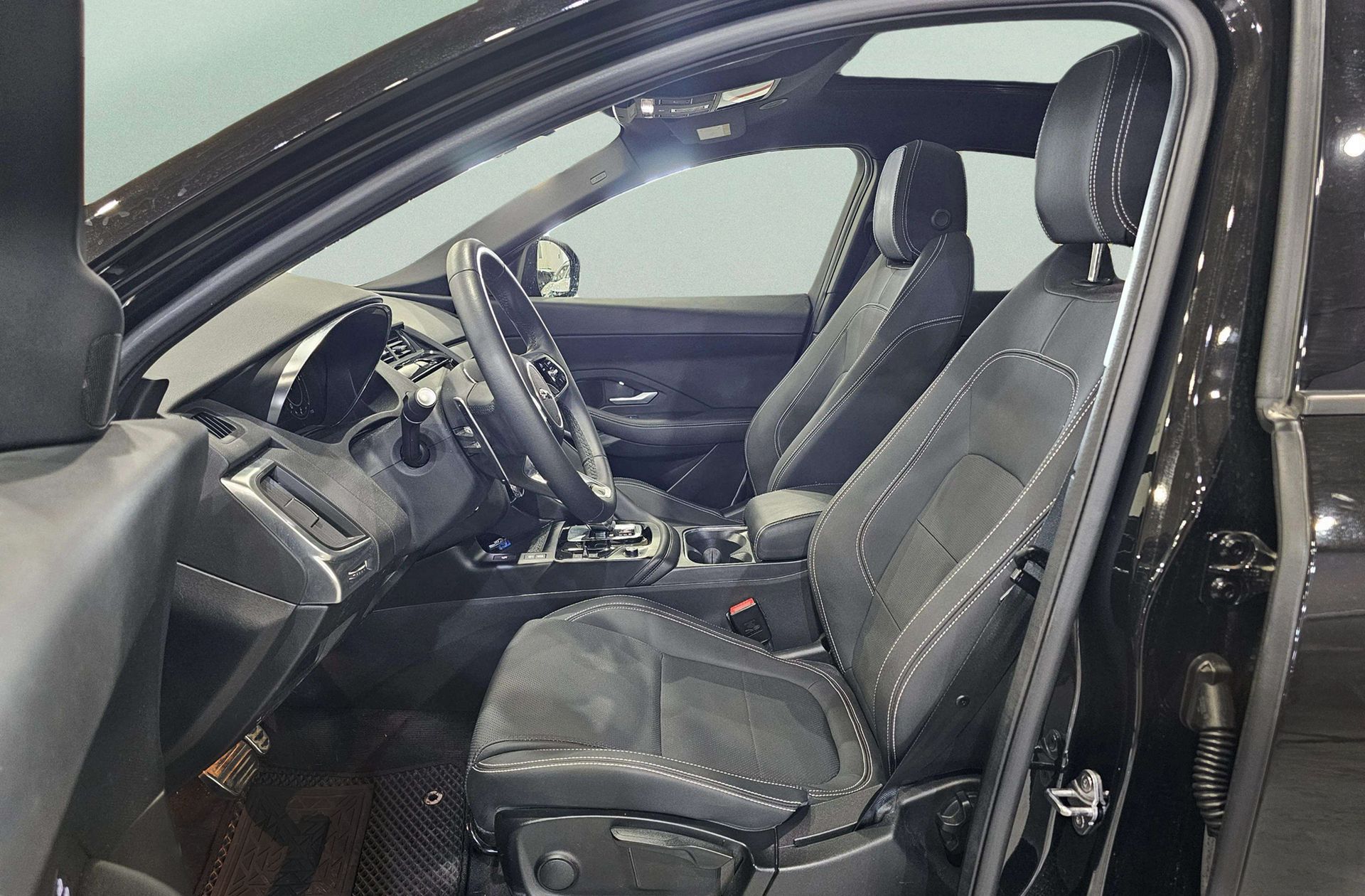 Jaguar E-Pace 2.0D MHEV R-Dynamic SE 4WD - foto 14