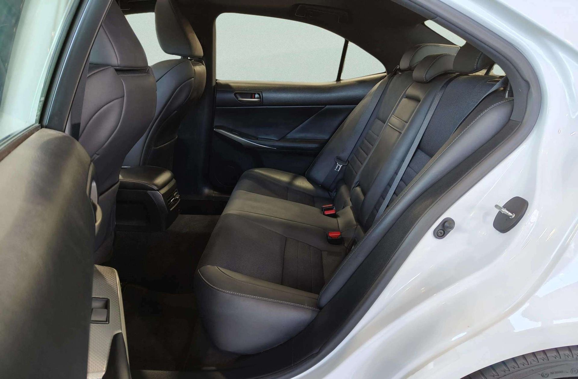 Lexus IS 300h F-Sport - foto 18