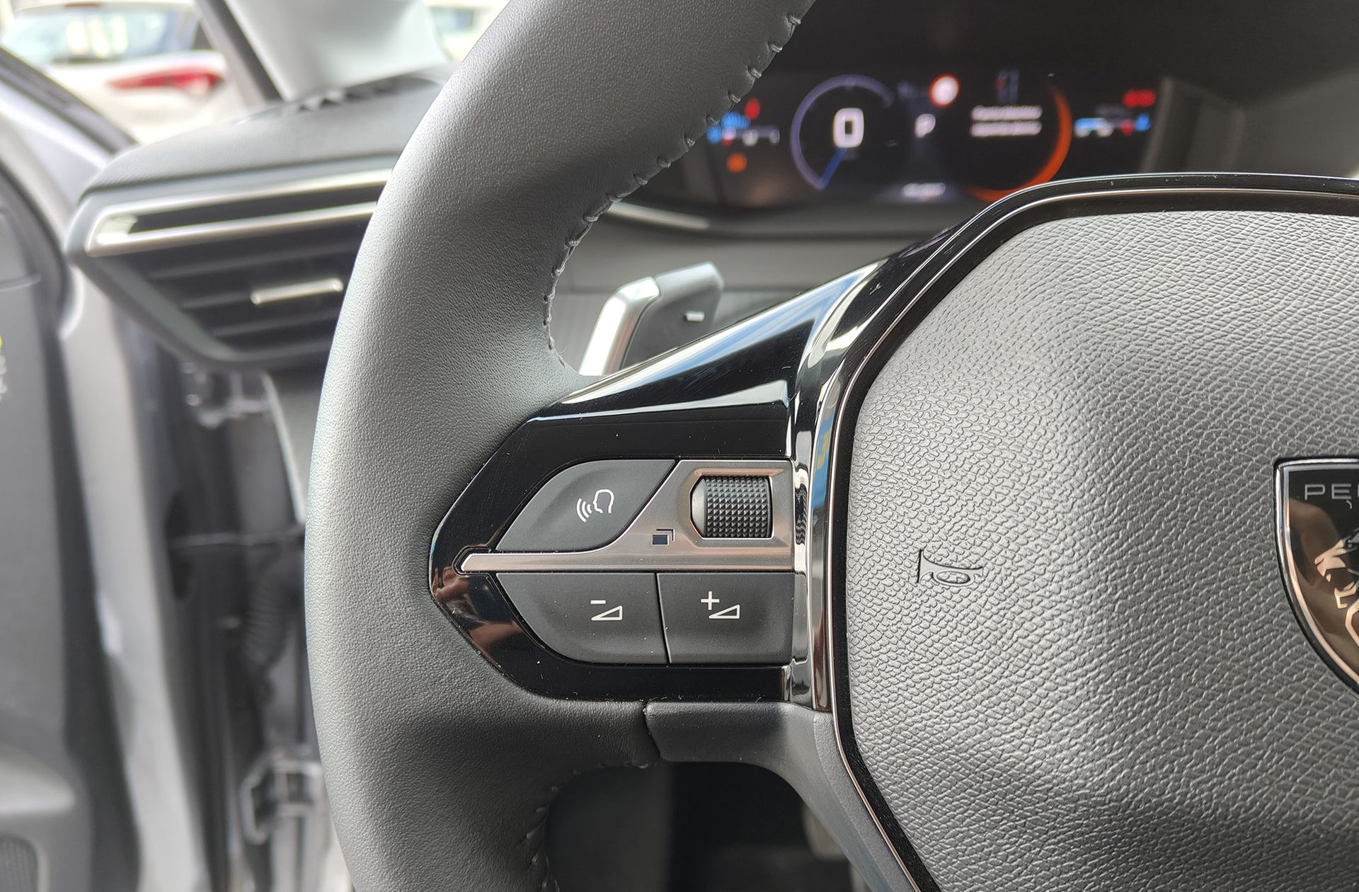 Peugeot 208 Allure Hybrid eDCS6 - foto 26