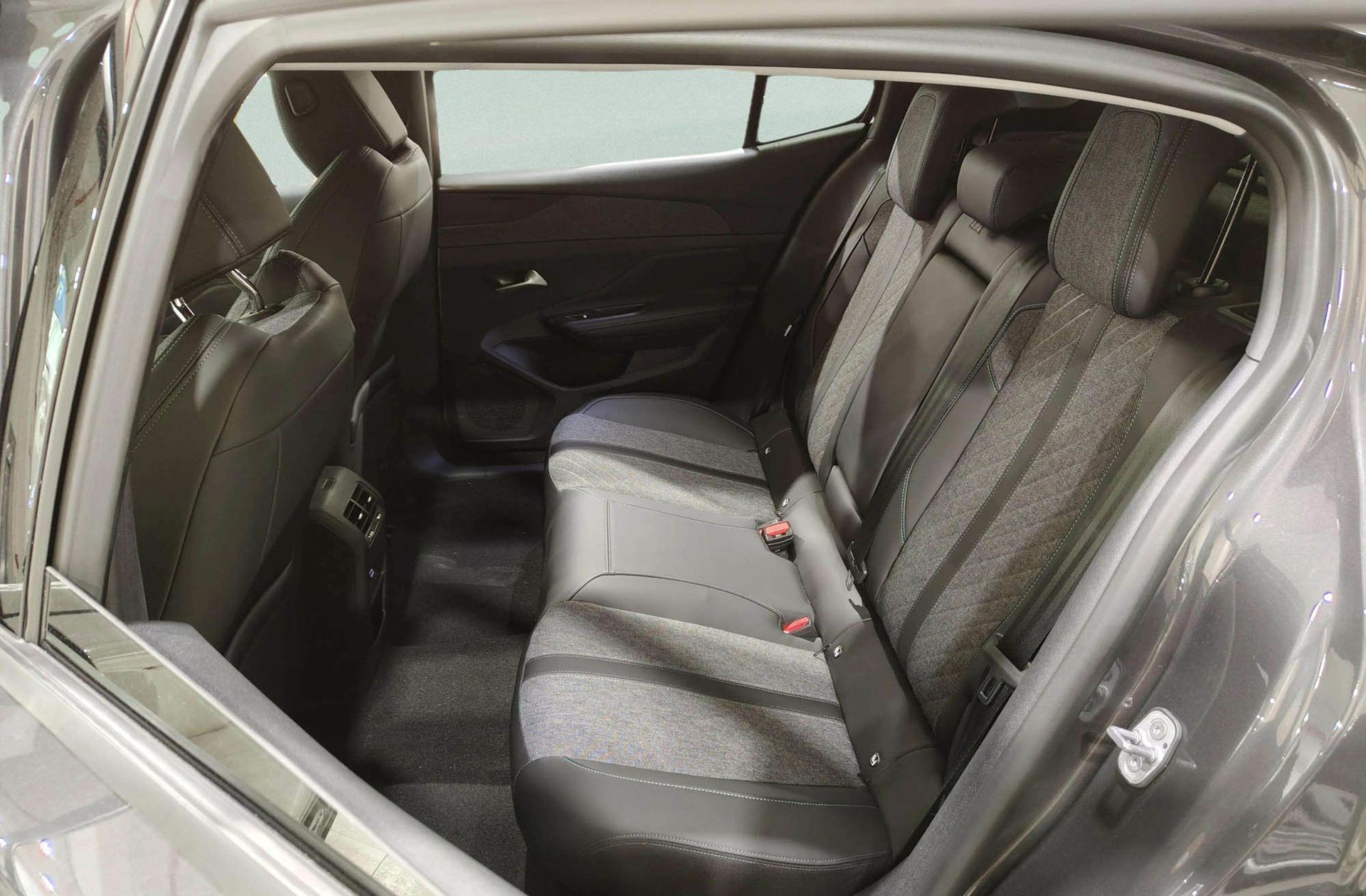 Peugeot 408 PureTech 130 Allure EAT8 - foto 14