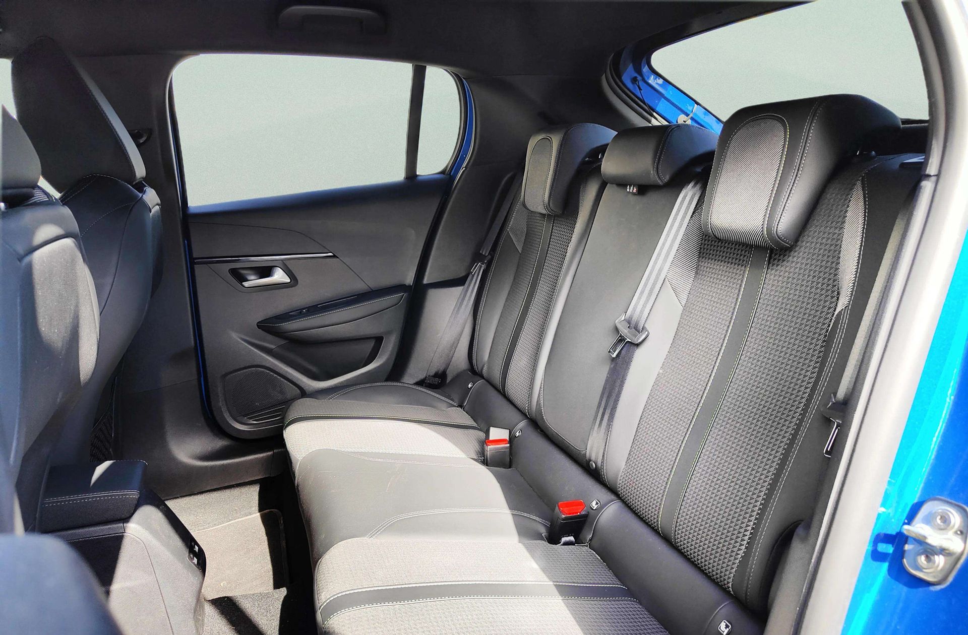 Peugeot 208 PureTech 130 GT Line EAT8 - foto 14